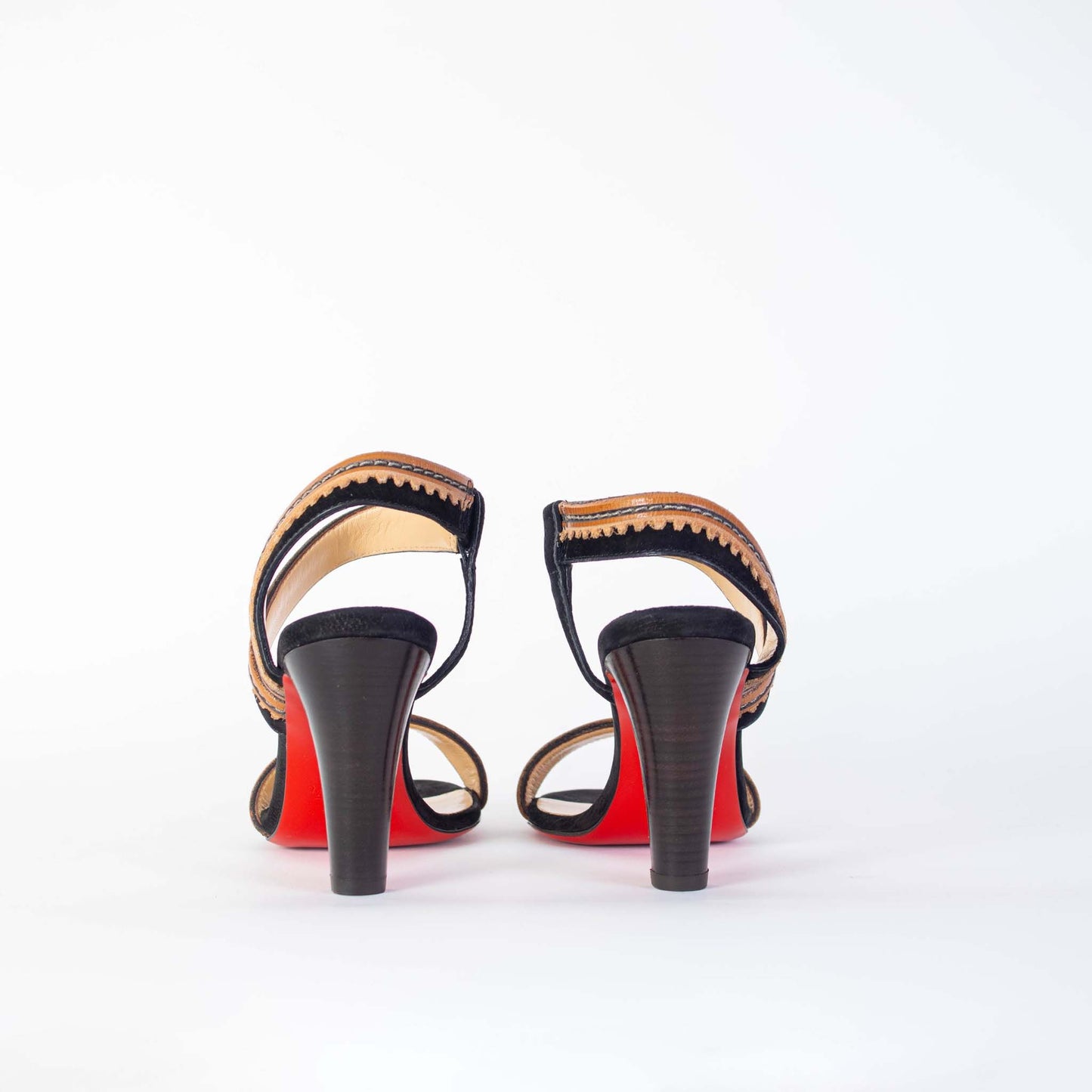 Schwarze Sandalen mit besticktem Lederabsatz