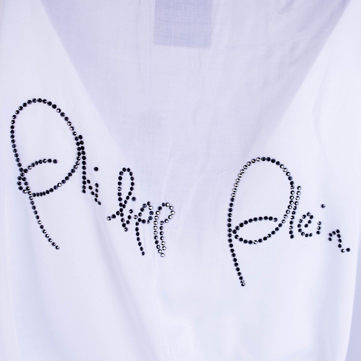Weißer Kaftan mit schwarzem Kristall-Logo