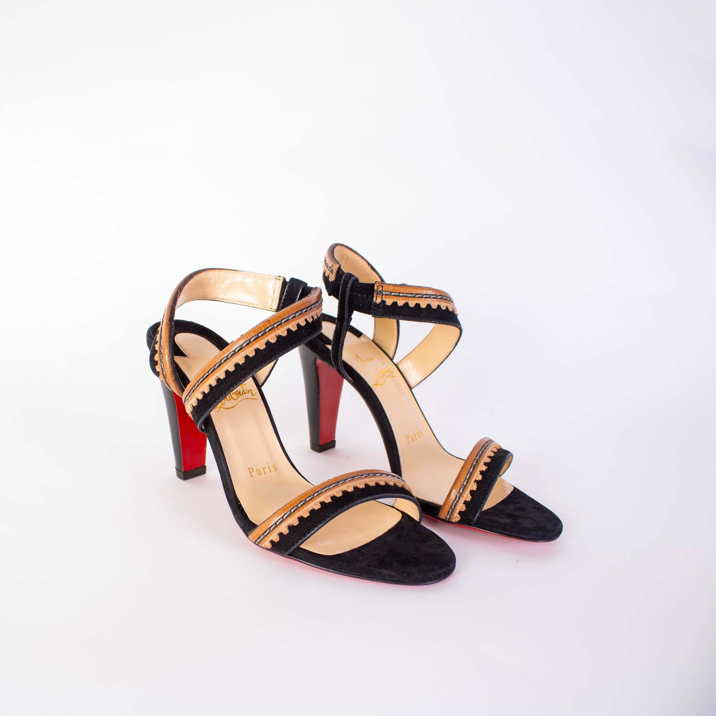 Schwarze Sandalen mit besticktem Lederabsatz