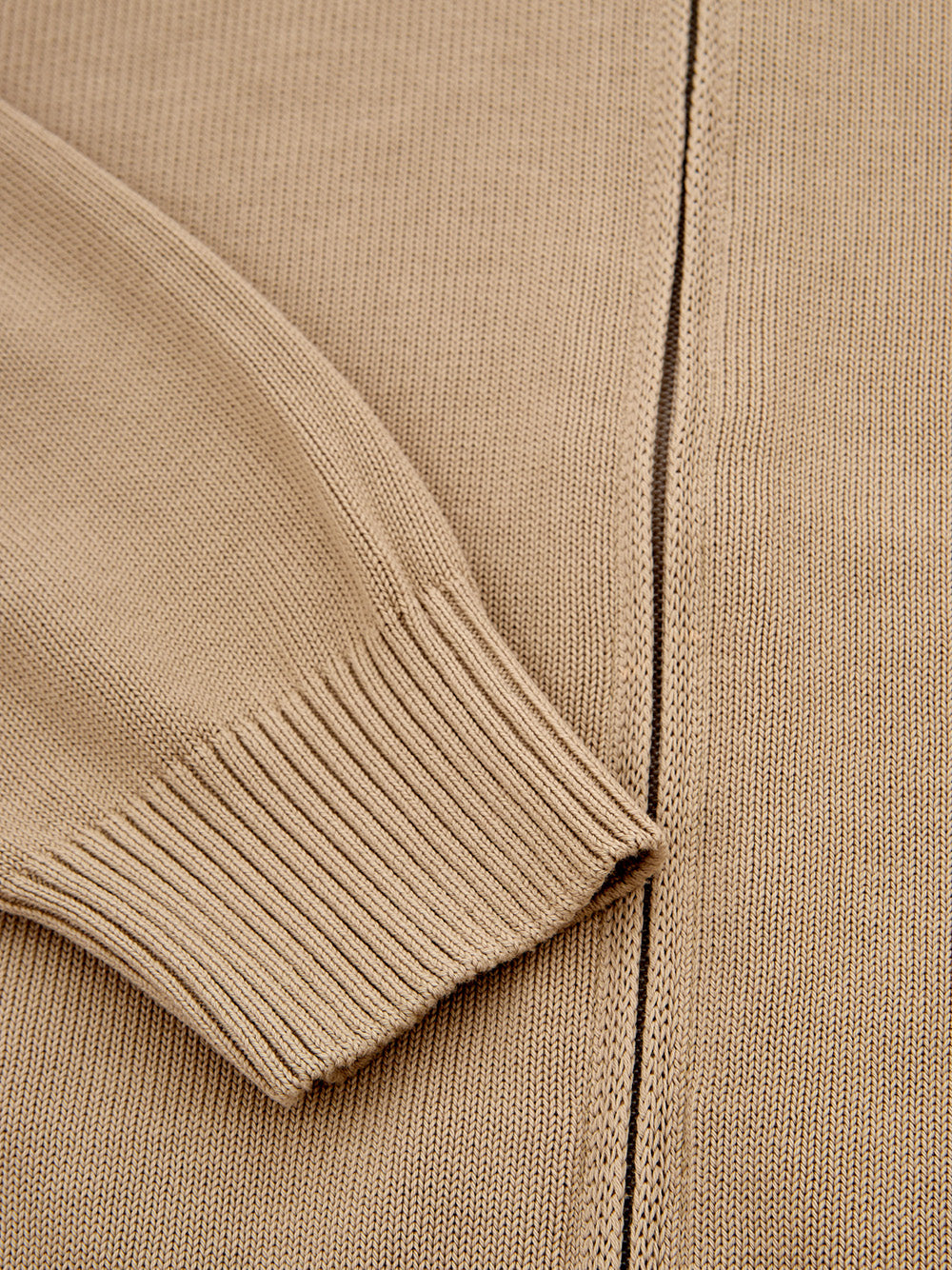 Beigefarbener Pullover mit Reißverschluss