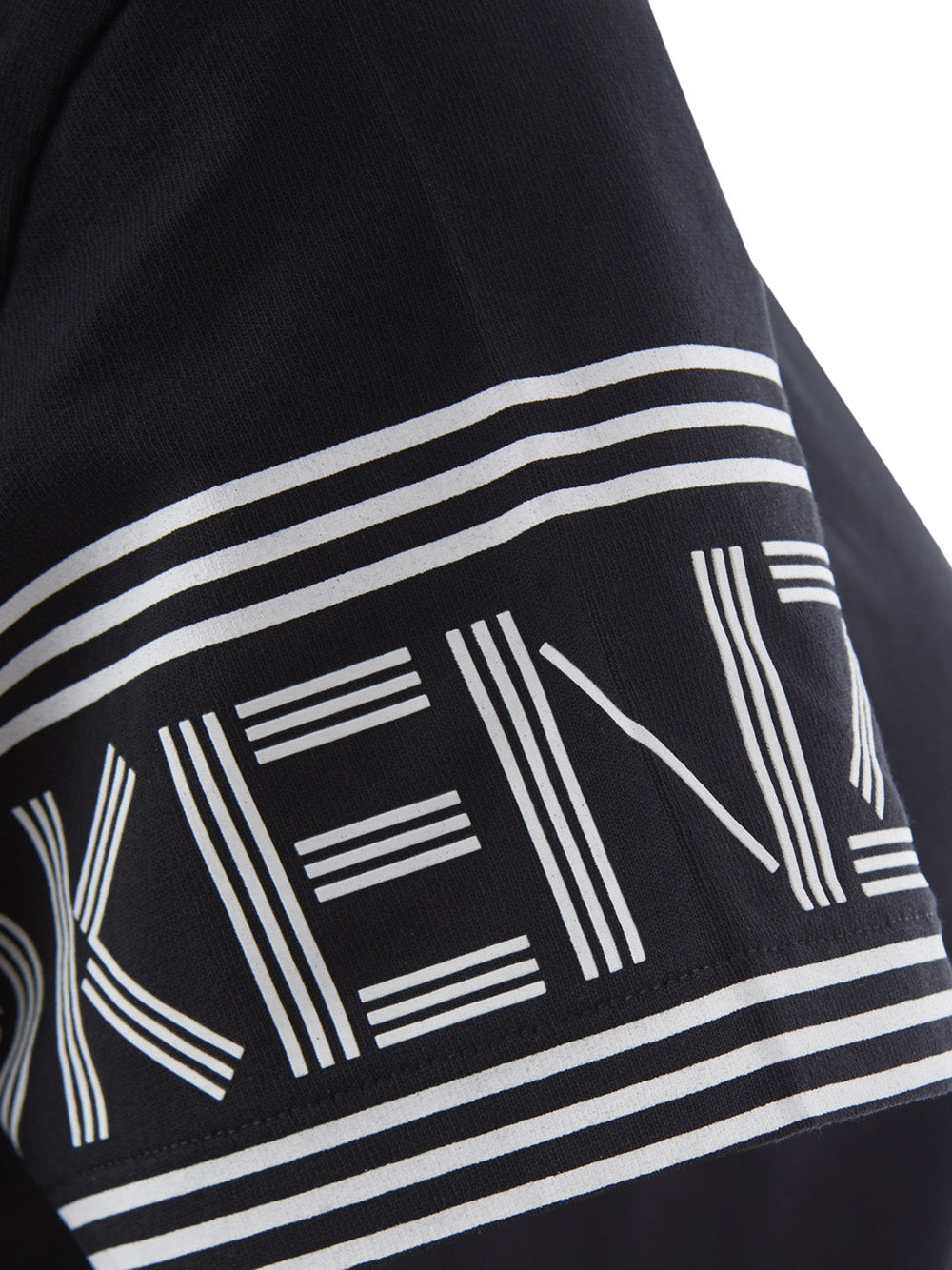 Schwarzes T-Shirt aus Baumwolle mit kontrastierendem Logo auf den Ärmeln