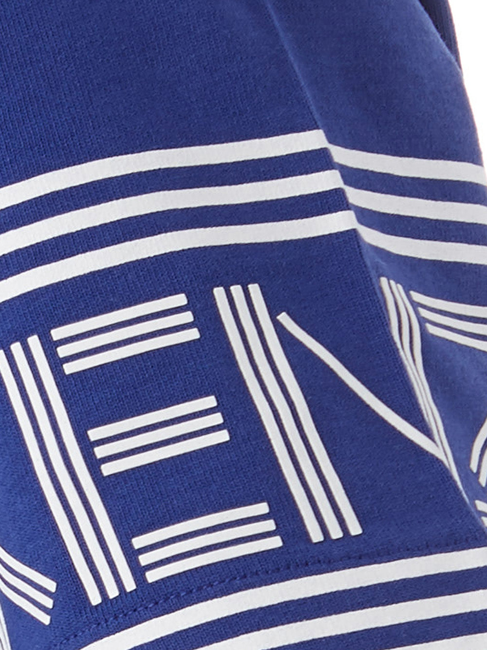 Violettes T-Shirt aus Baumwolle mit kontrastierendem Logo auf den Ärmeln