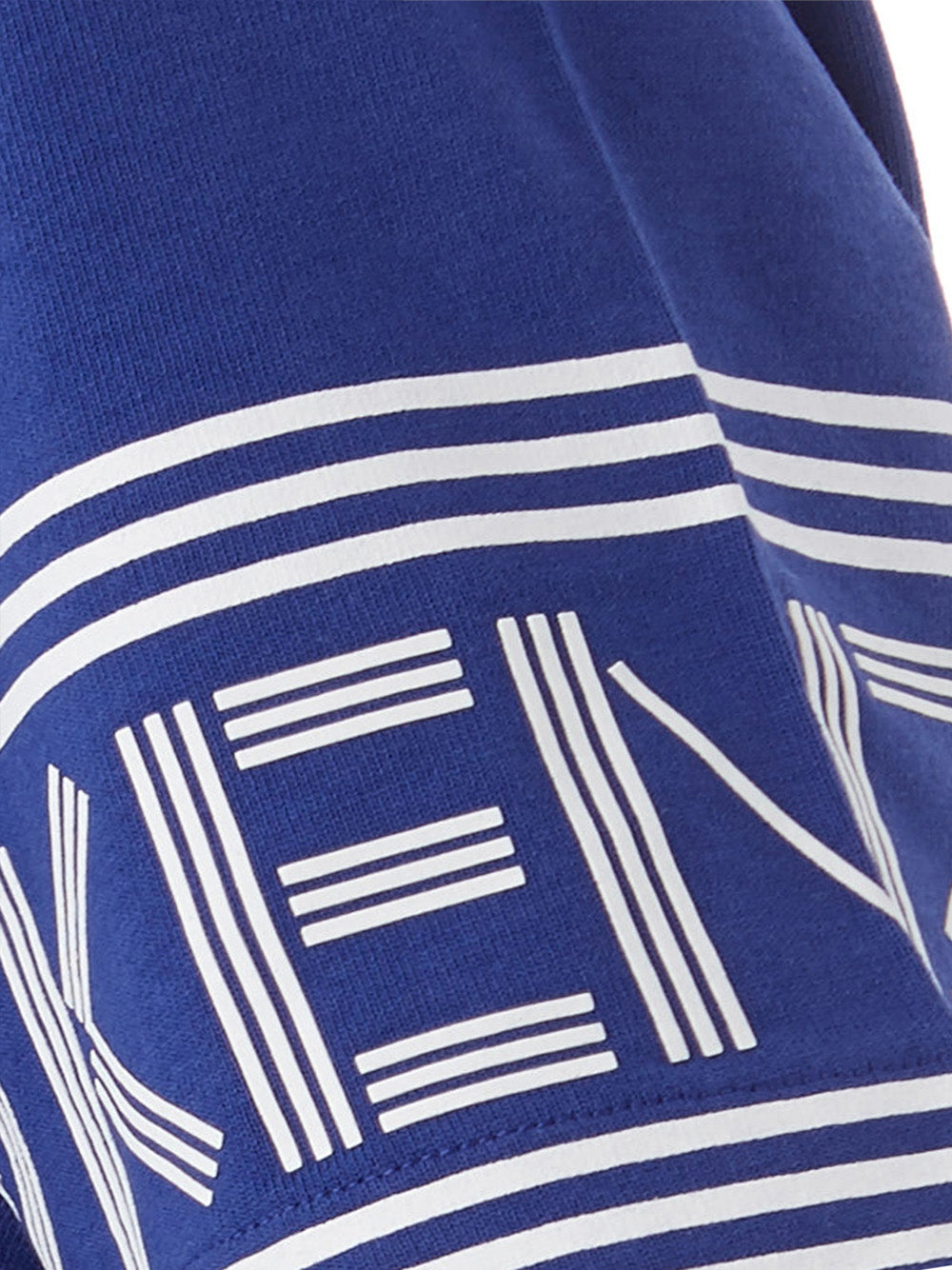 Blaues T-Shirt aus Baumwolle mit kontrastierendem Logo auf den Ärmeln