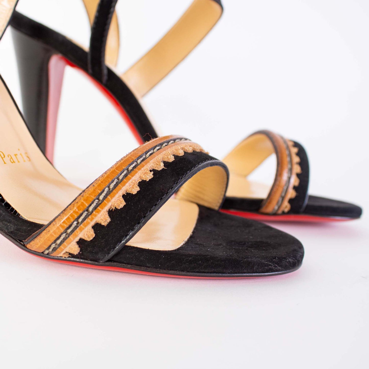 Schwarze Sandalen mit besticktem Lederabsatz