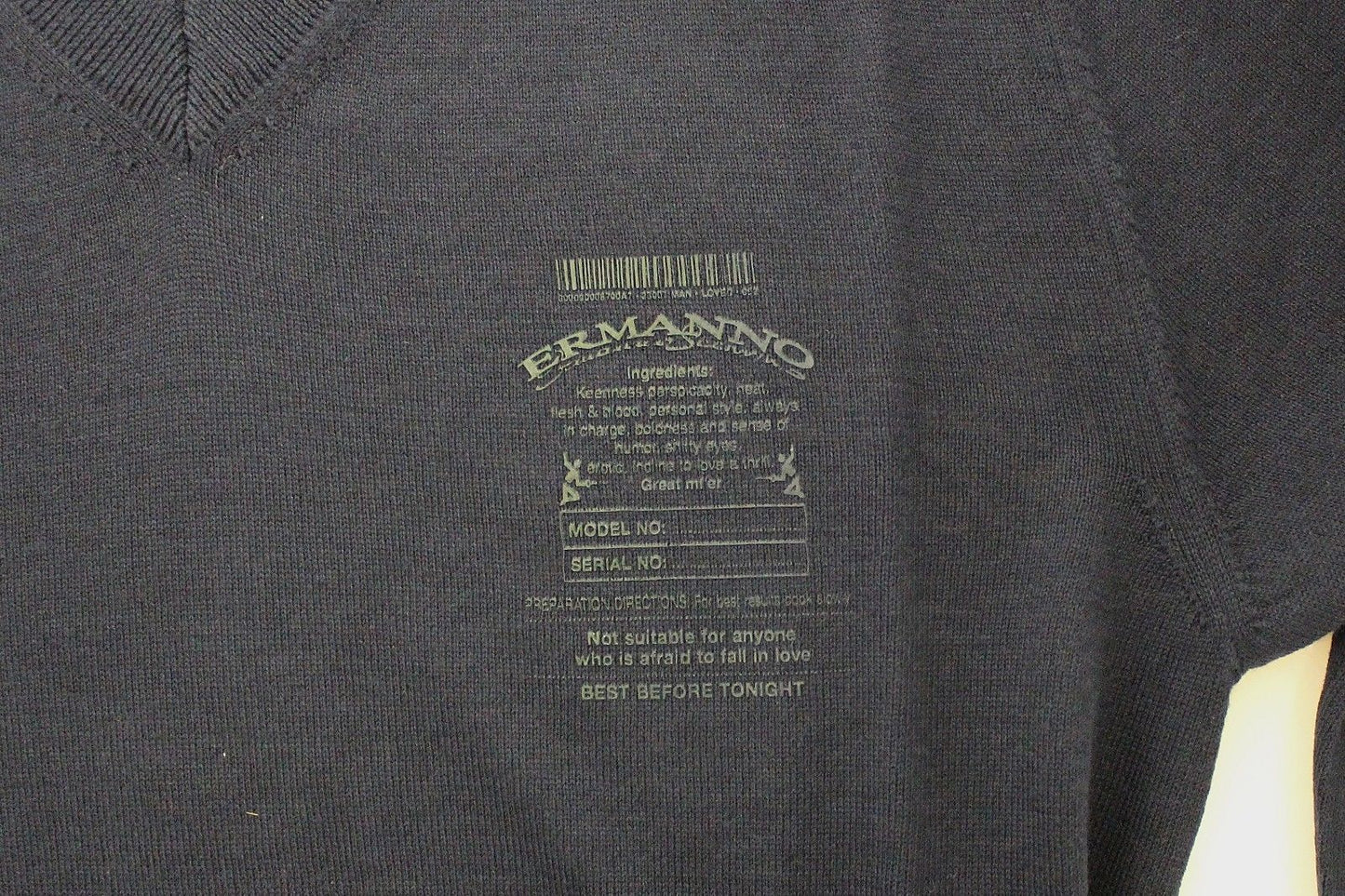 Blauer Pullover mit V-Ausschnitt aus einer Wollmischung