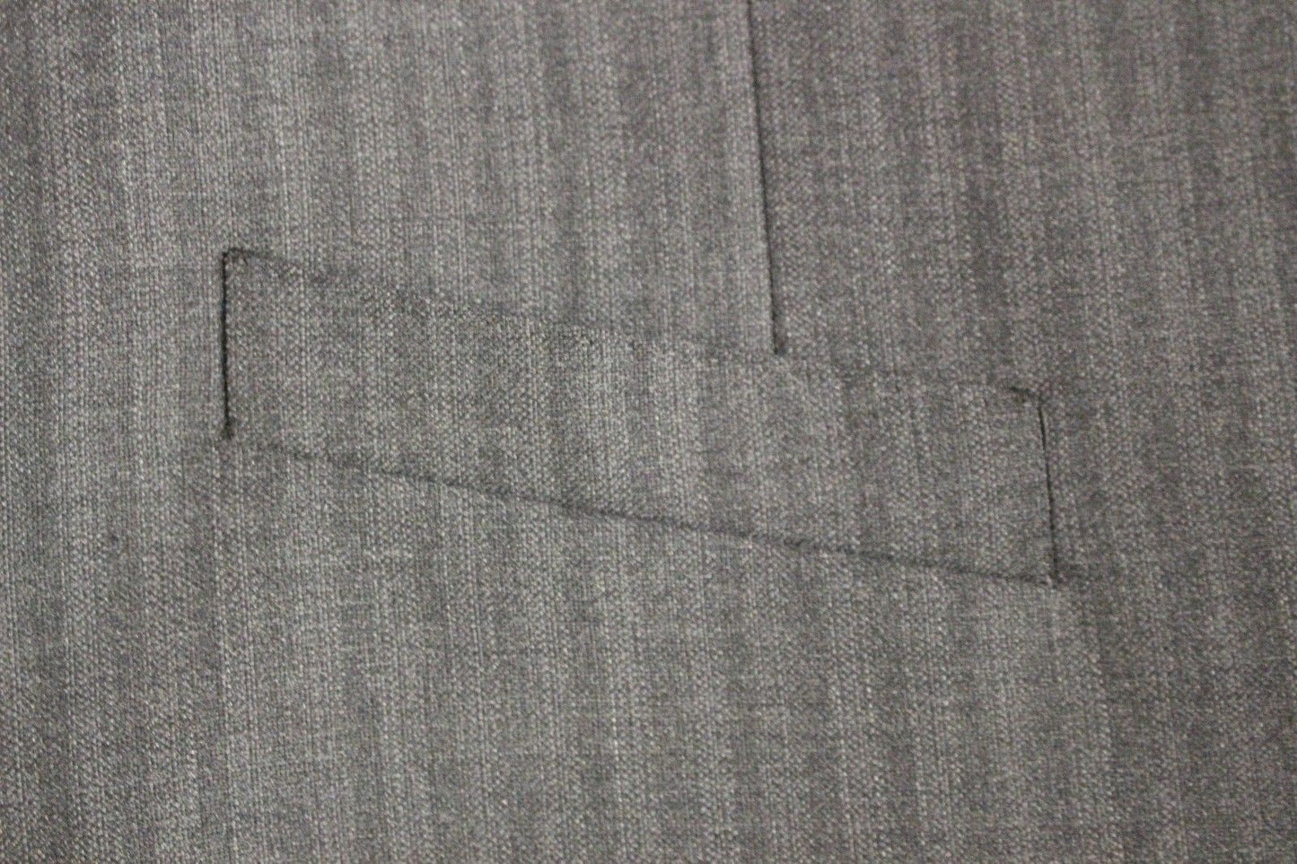 Graue gestreifte einreihige Wollweste