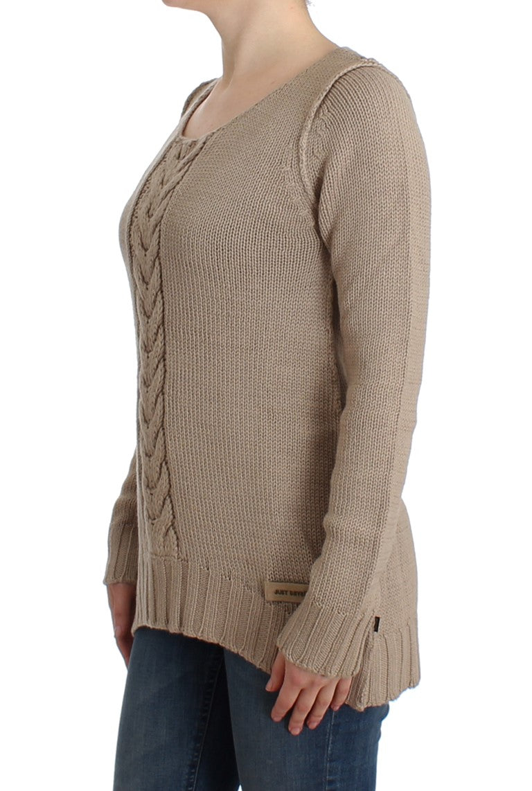 Beigefarbener Pullover aus gestrickter Wolle