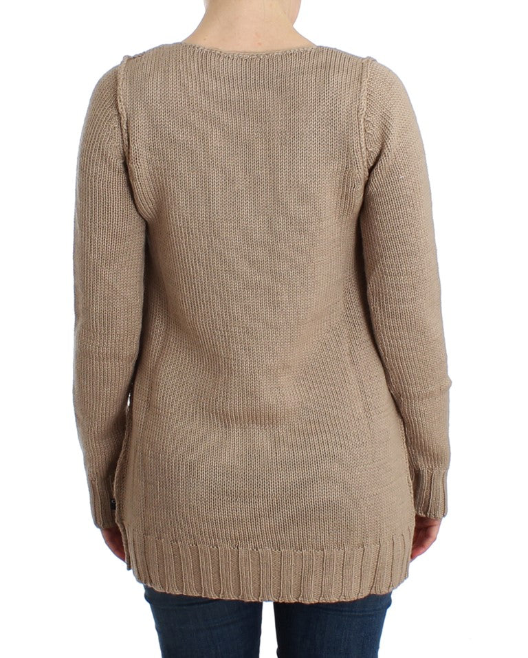Beigefarbener Pullover aus gestrickter Wolle