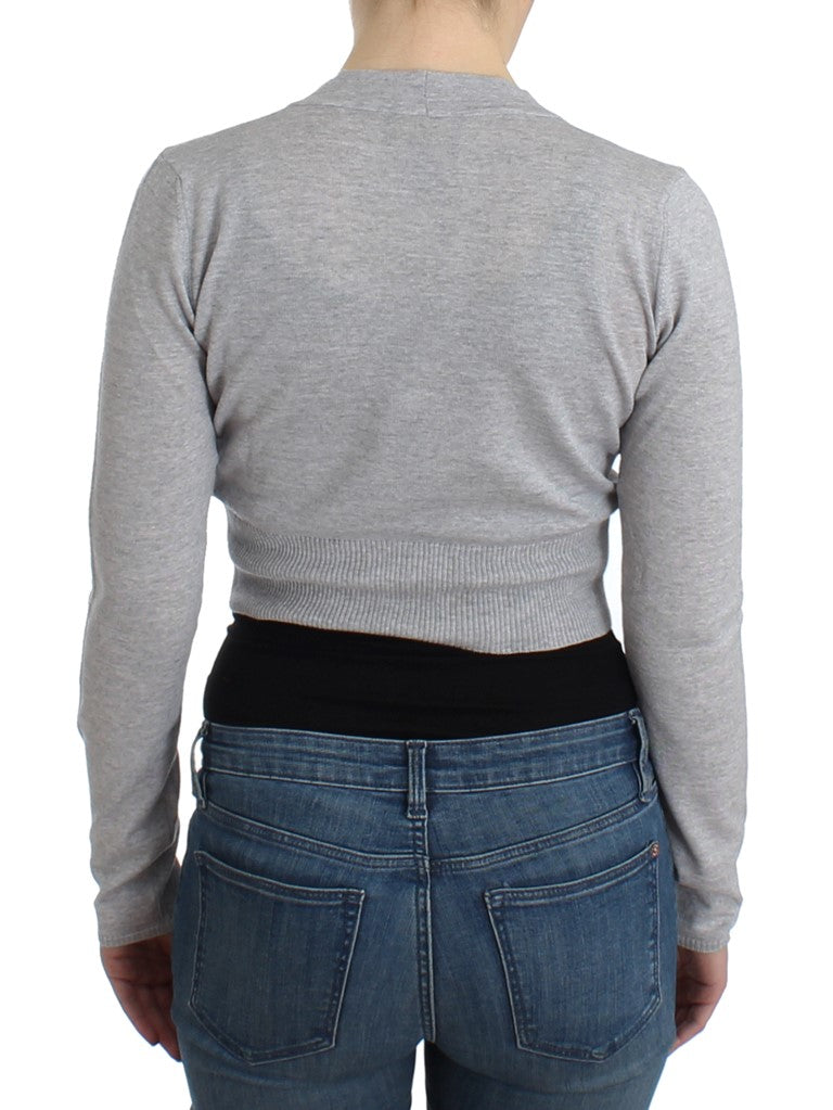 Graue Strickjacke aus Wolle in Kurzform
