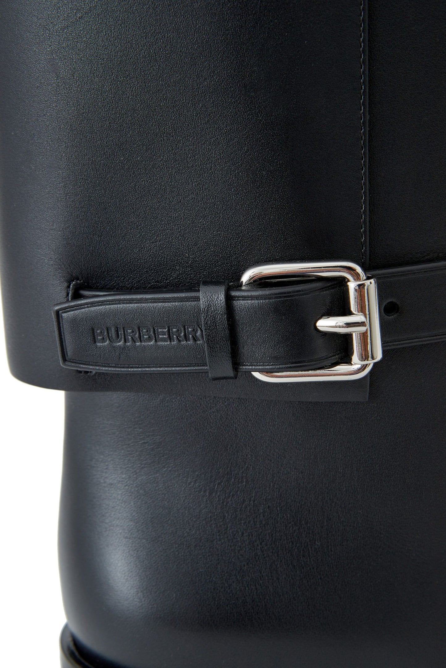 Schwarze Stiefel aus Leder mit Schnallenverzierung