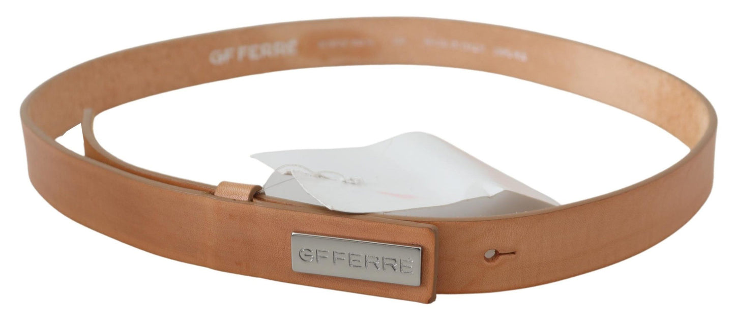 Brauner Ledergürtel mit silberner Logoschnalle