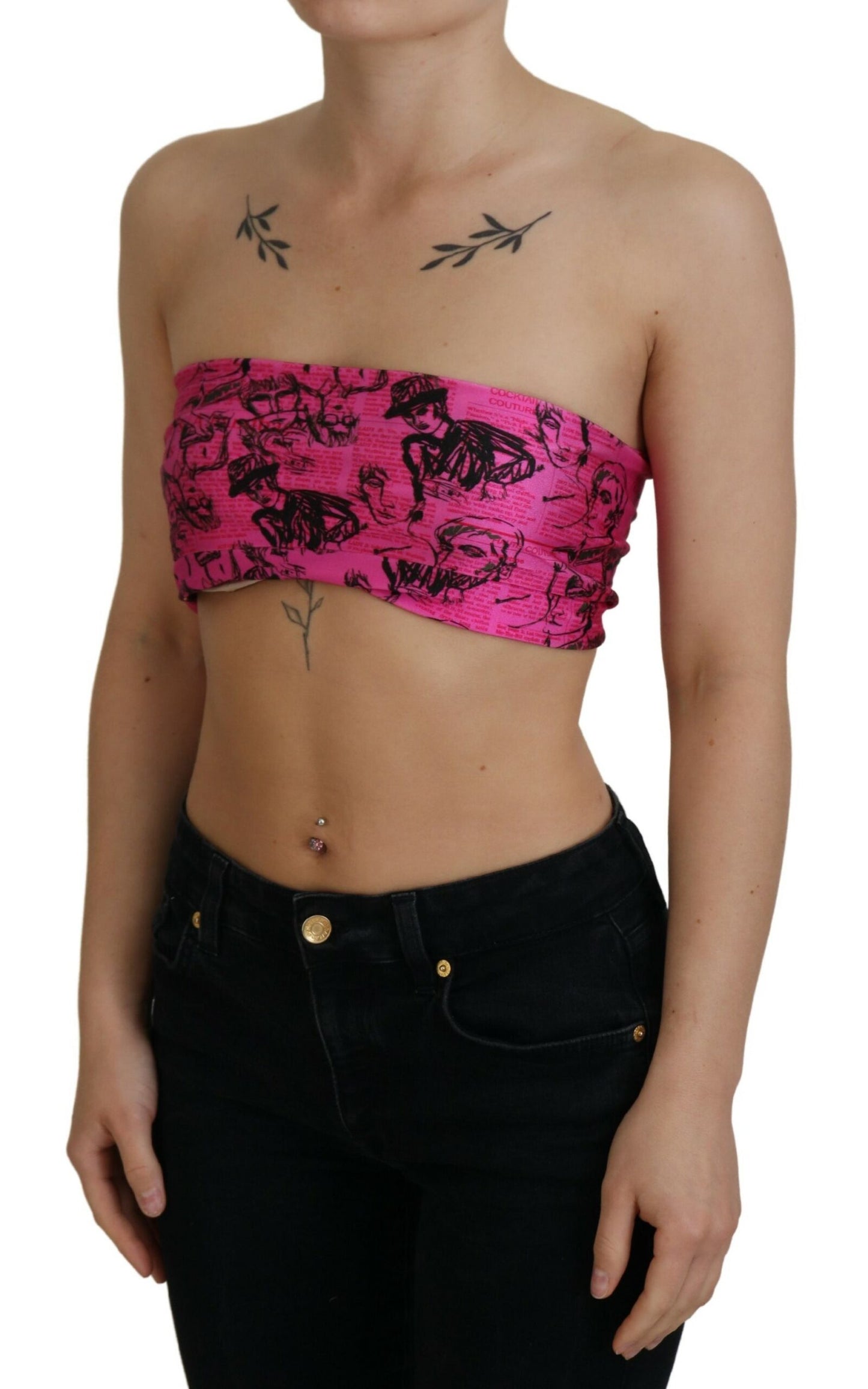 Pinke Bluse mit Zeitungsdruck im BH-Format