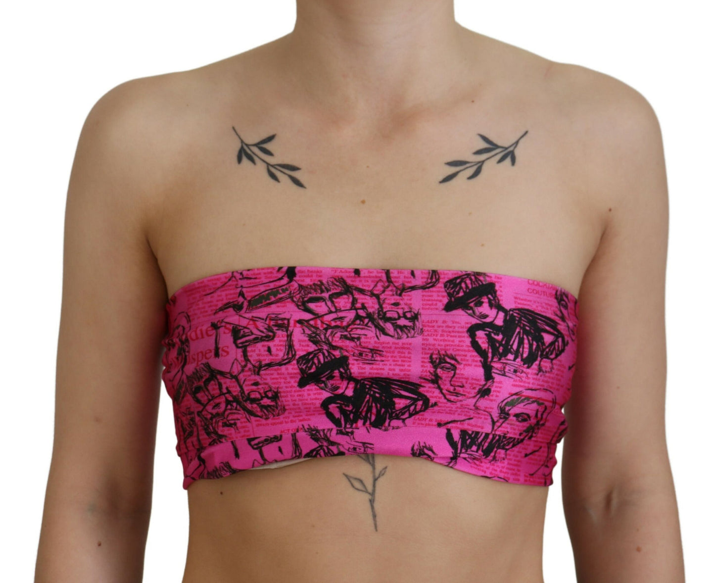 Pinke Bluse mit Zeitungsdruck im BH-Format