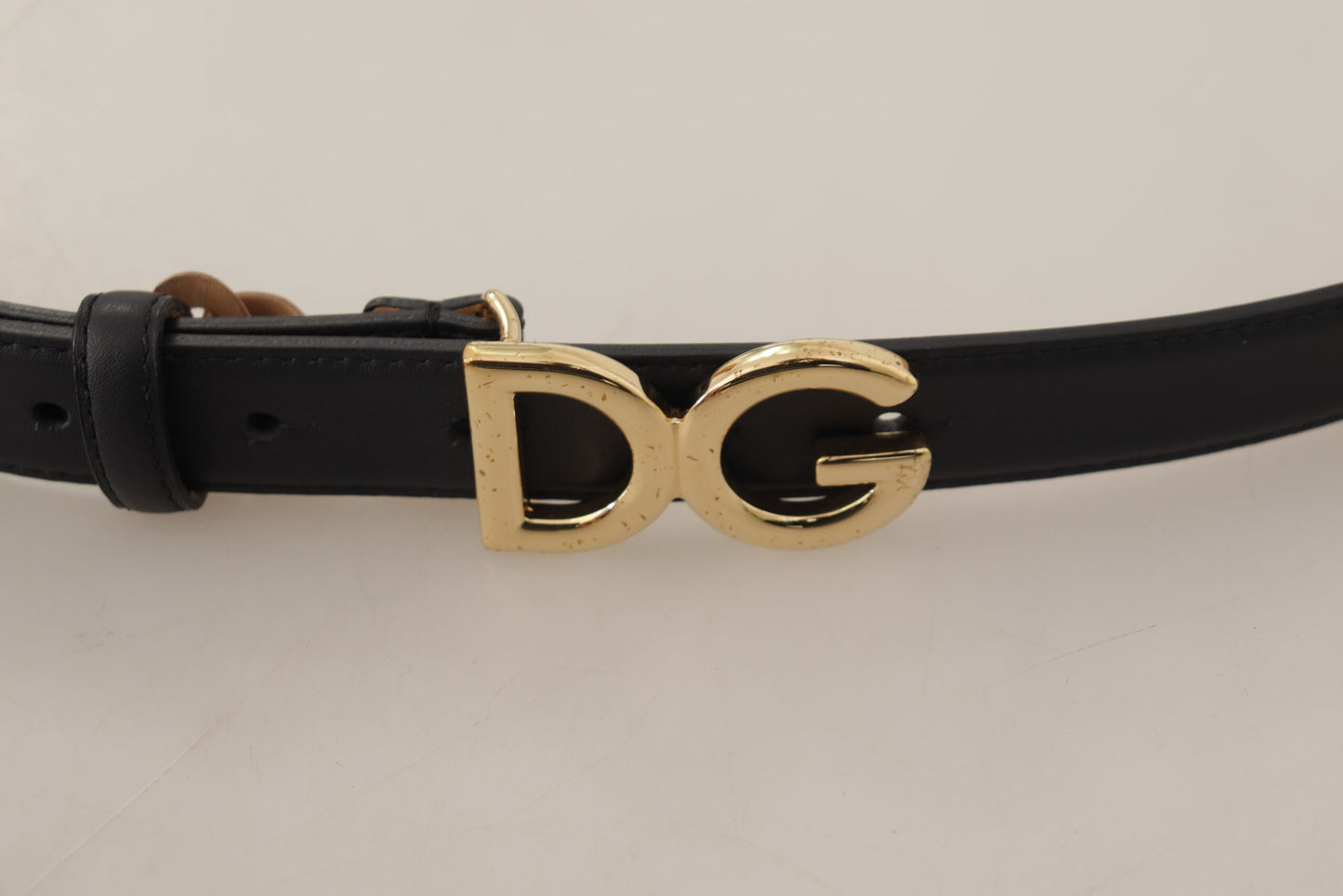 Schwarzer Leder Gürtel mit goldfarbenem DG Logo und Metallschnalle
