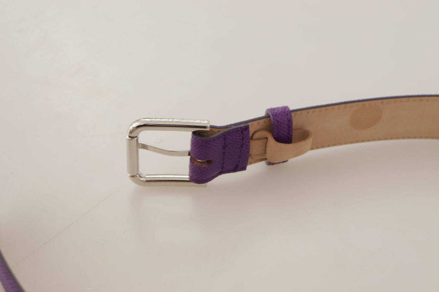 Violetter Kalbsledergürtel mit Logo-Gravur und Schnalle