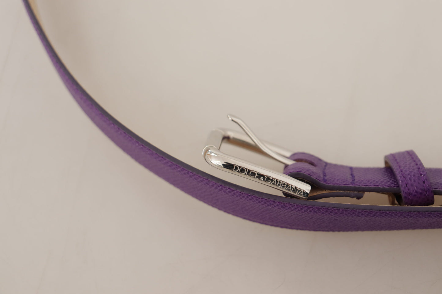 Violetter Kalbsledergürtel mit Logo-Gravur und Schnalle