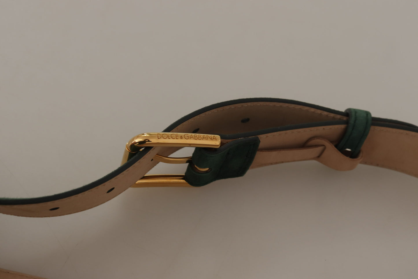Moosgrüner Samtgürtel mit goldfarbener Logo-Metallschnalle