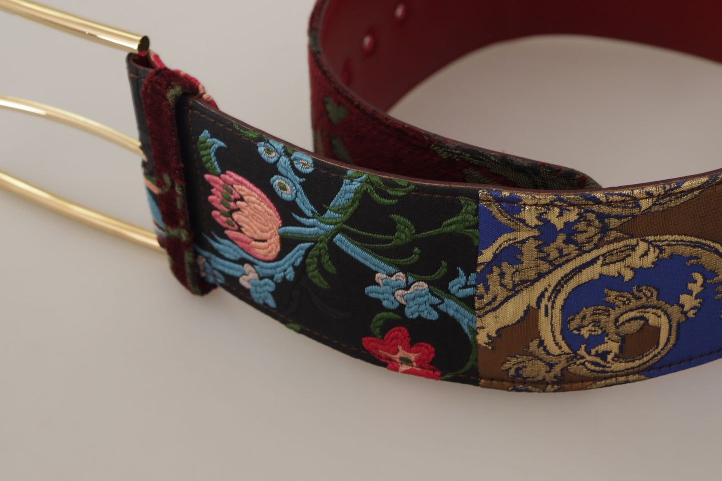 Roter bestickter Ledergürtel mit goldenem Logo und Metallschnalle