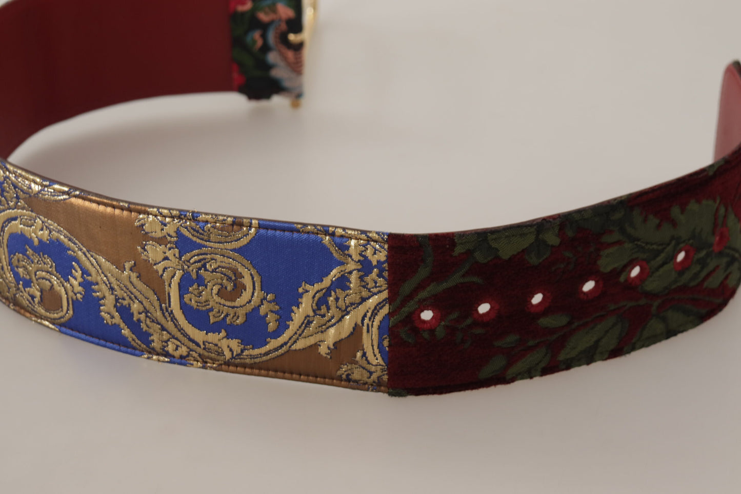 Roter bestickter Ledergürtel mit goldenem Logo und Metallschnalle