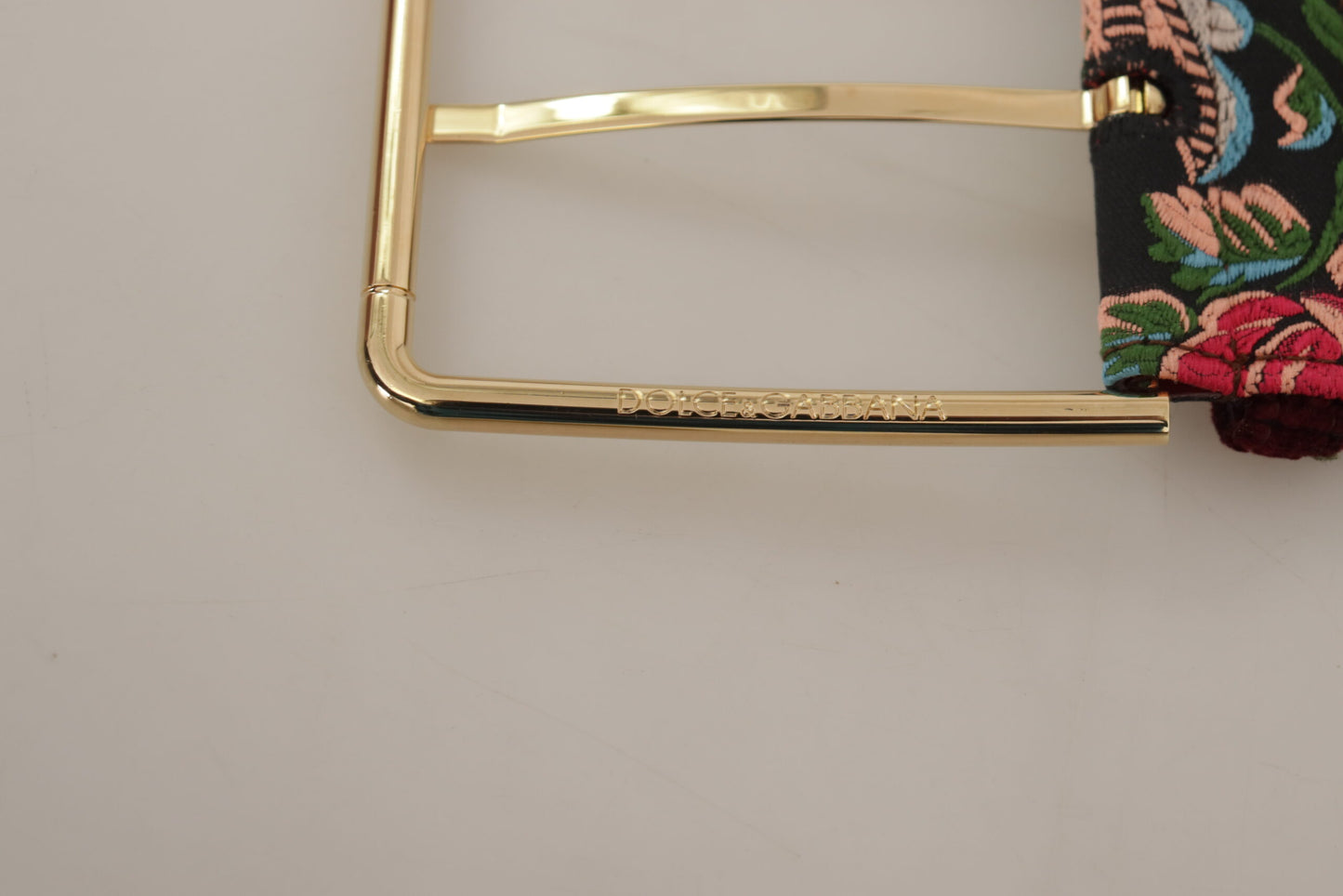 Roter bestickter Ledergürtel mit goldenem Logo und Metallschnalle