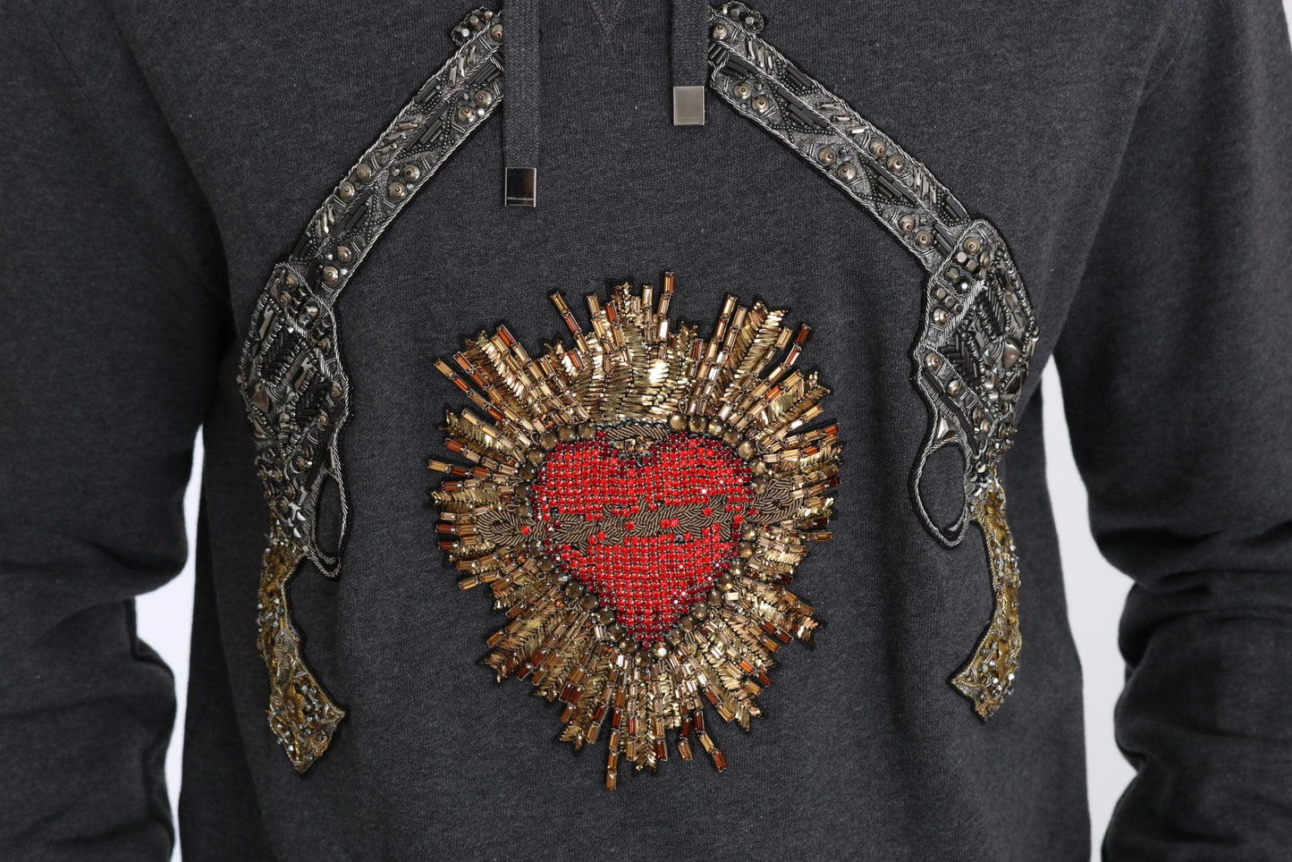 Grauer Pullover mit Kapuze und rotem Kristallherz Gun