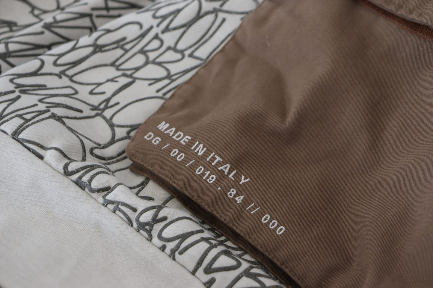 Beigefarbener Kapuzenpullover mit Taschen aus Baumwolle