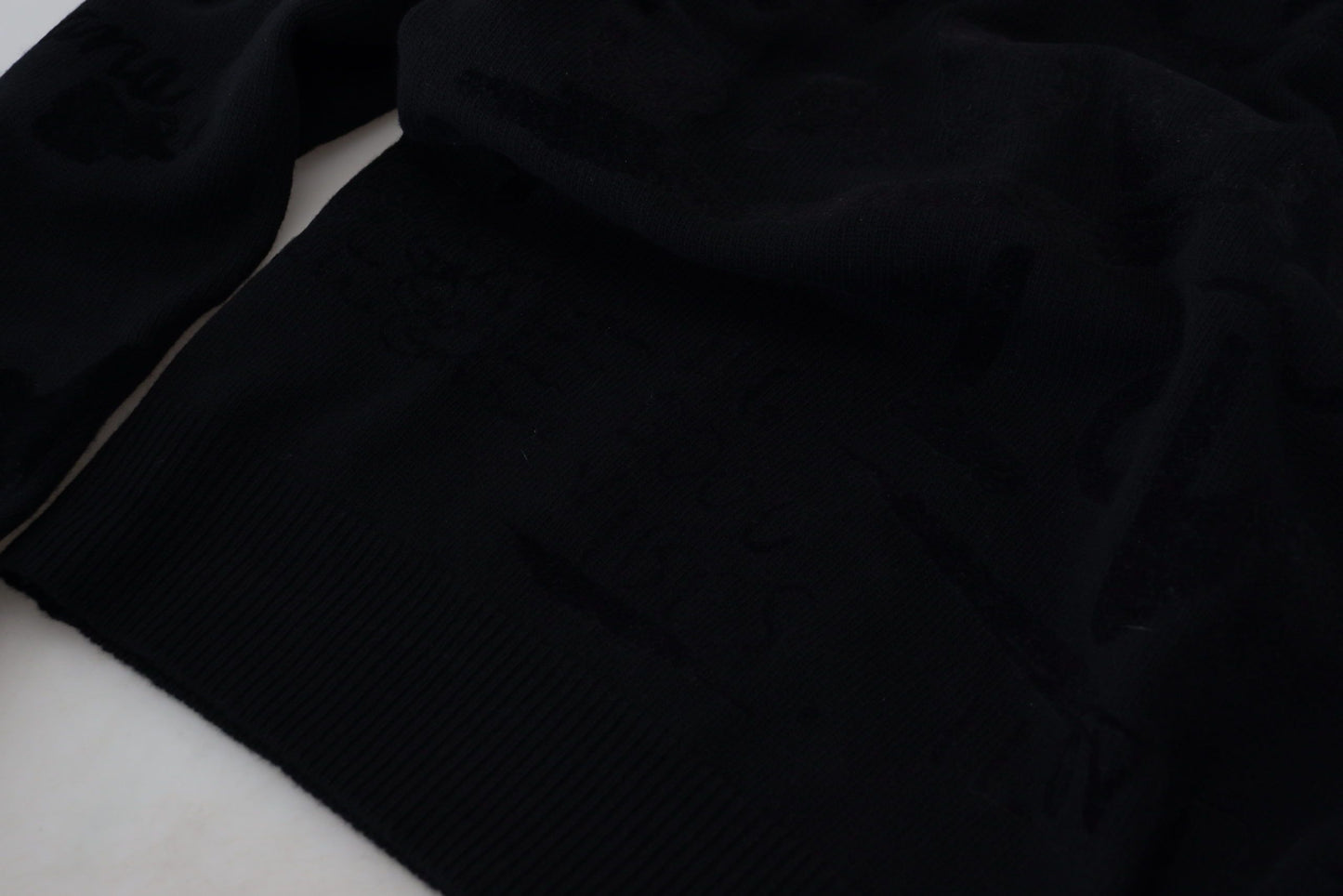 Schwarzer Wollpullover mit Logo-Muster und Rundhalsausschnitt