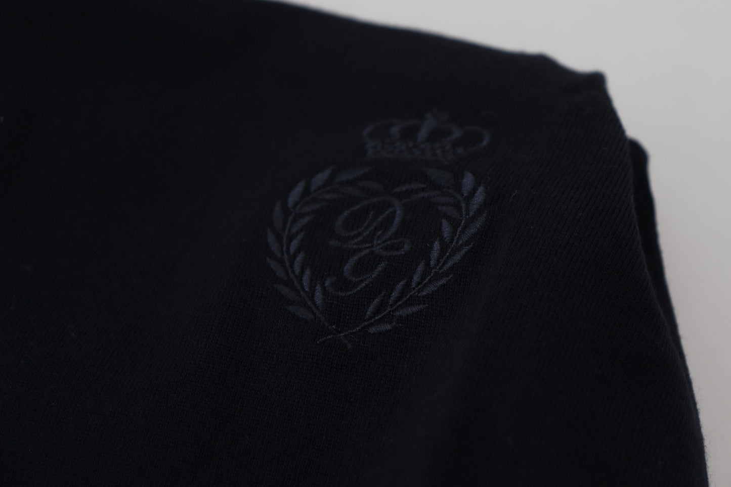 Schwarzer Pullover aus Schurwolle mit Rundhalsausschnitt