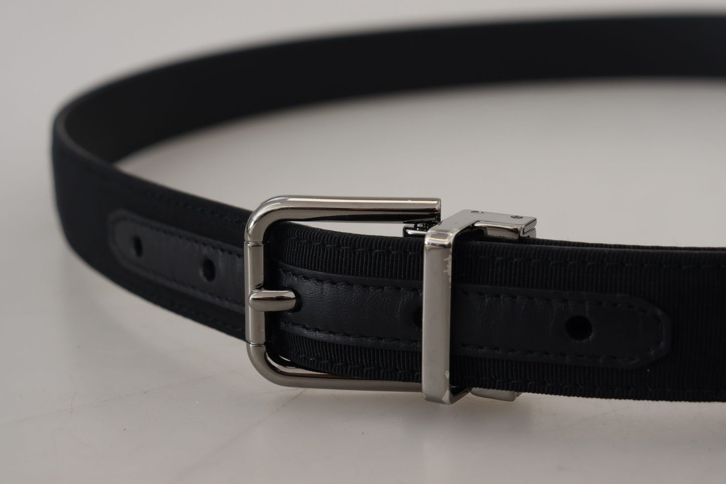 Schwarzer Grosgrain-Leder-Gürtel mit Silberschnalle