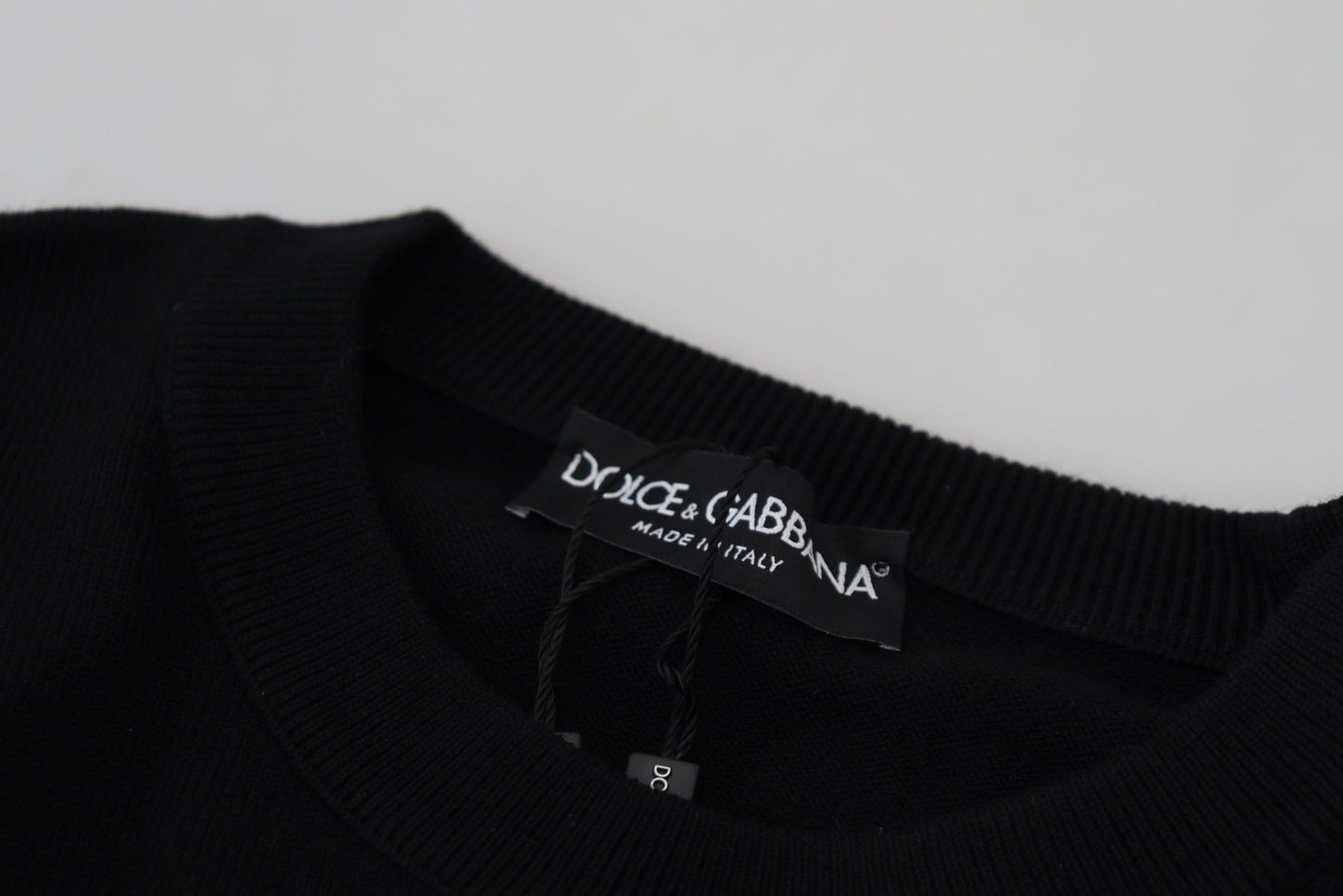 Pullover mit Rundhalsausschnitt aus schwarzer Wolle und goldenem Logo
