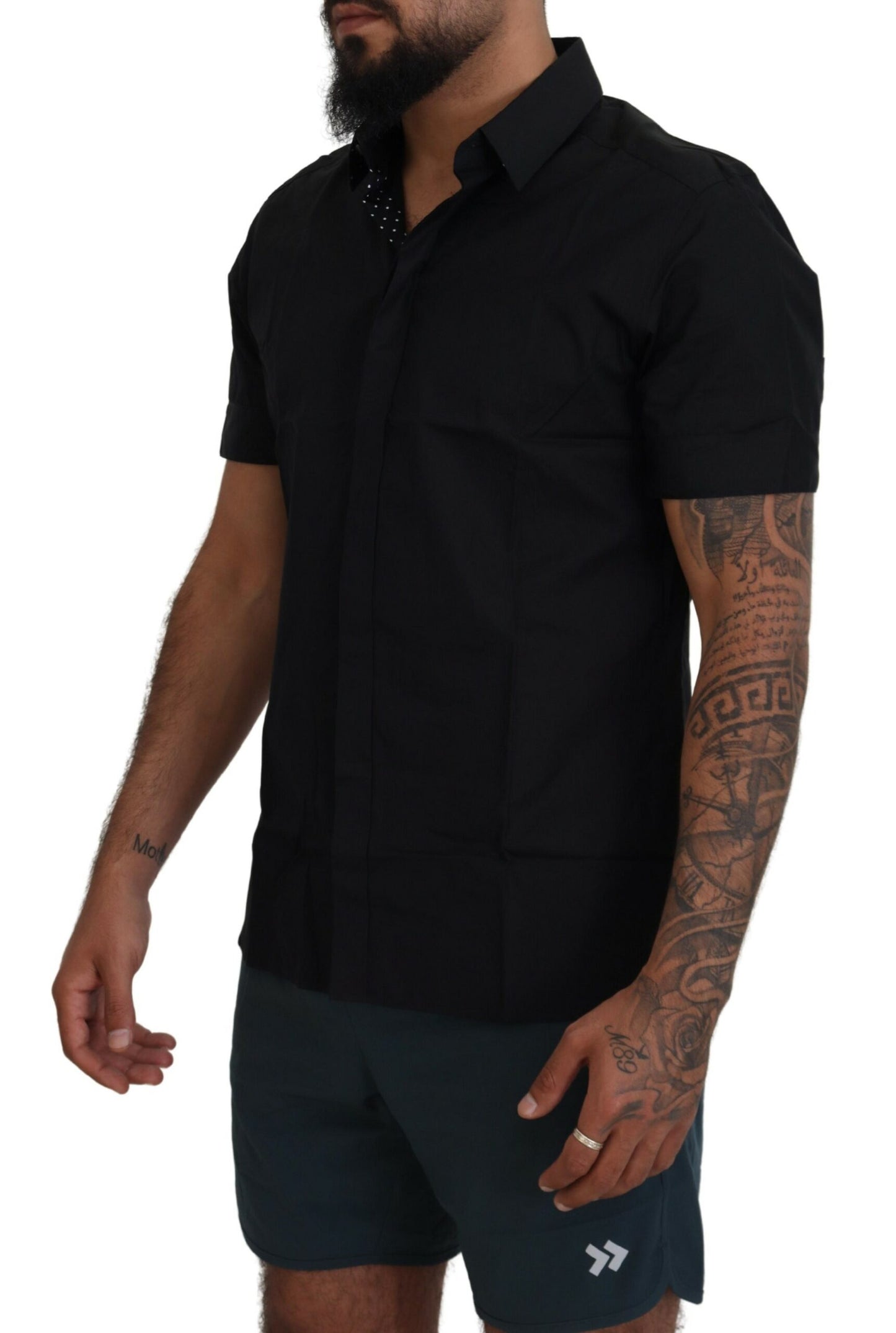 Schwarzes Baumwoll-T-Shirt mit kurzen Ärmeln und Kragen