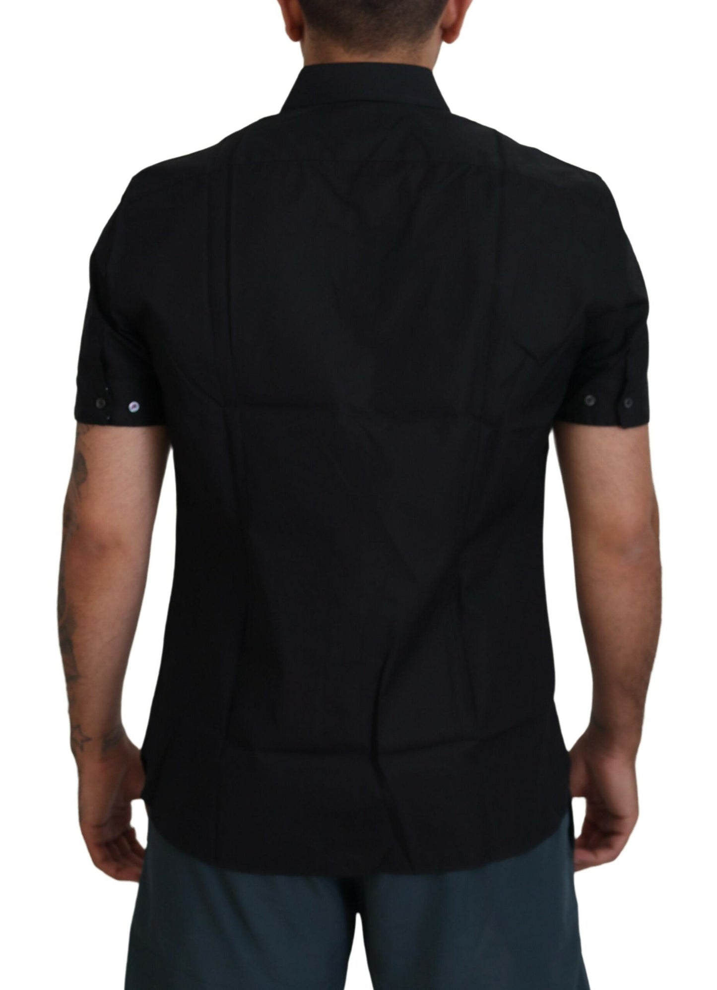 Schwarzes Baumwoll-T-Shirt mit kurzen Ärmeln und Kragen