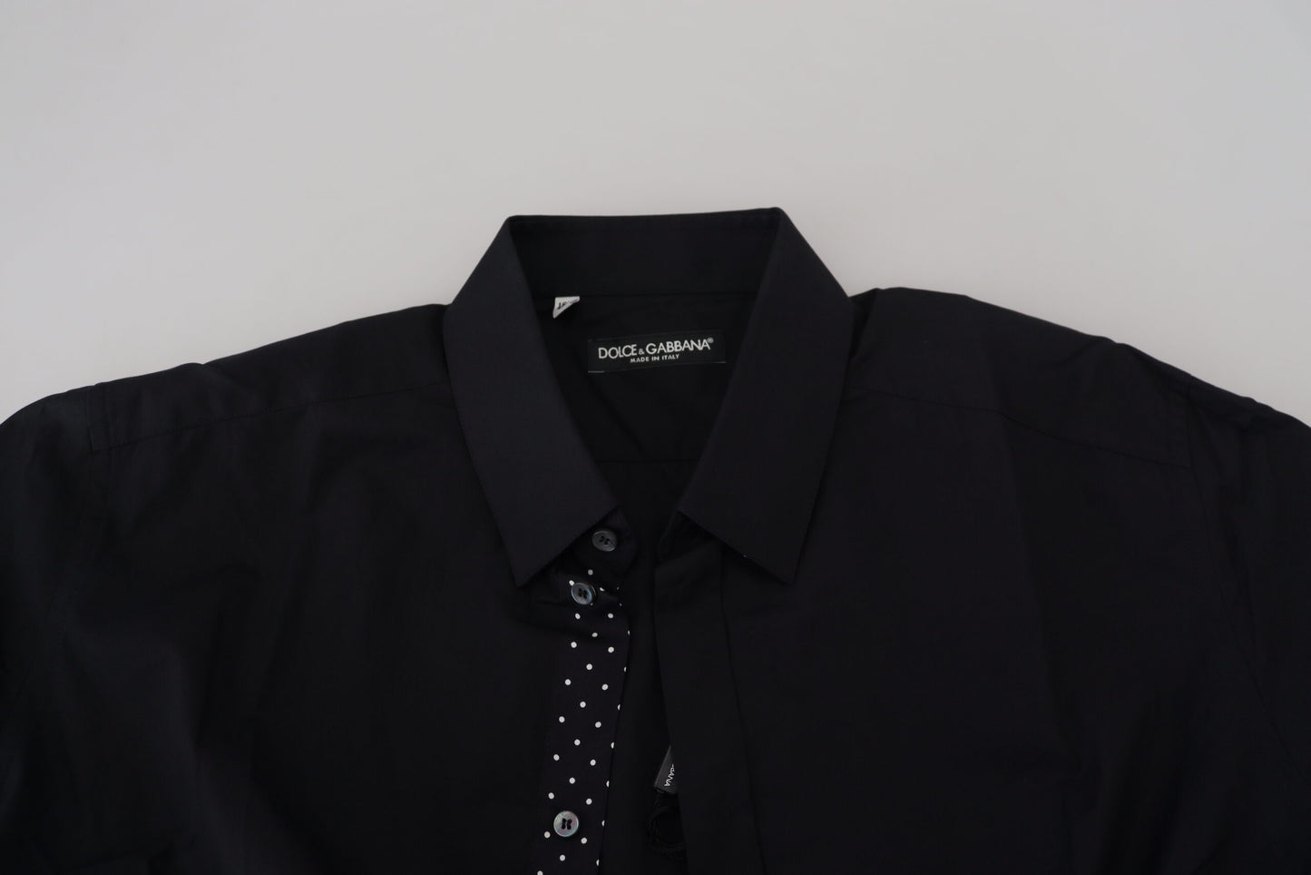 Schwarzes Baumwoll-T-Shirt mit kurzen Ärmeln und Kragen