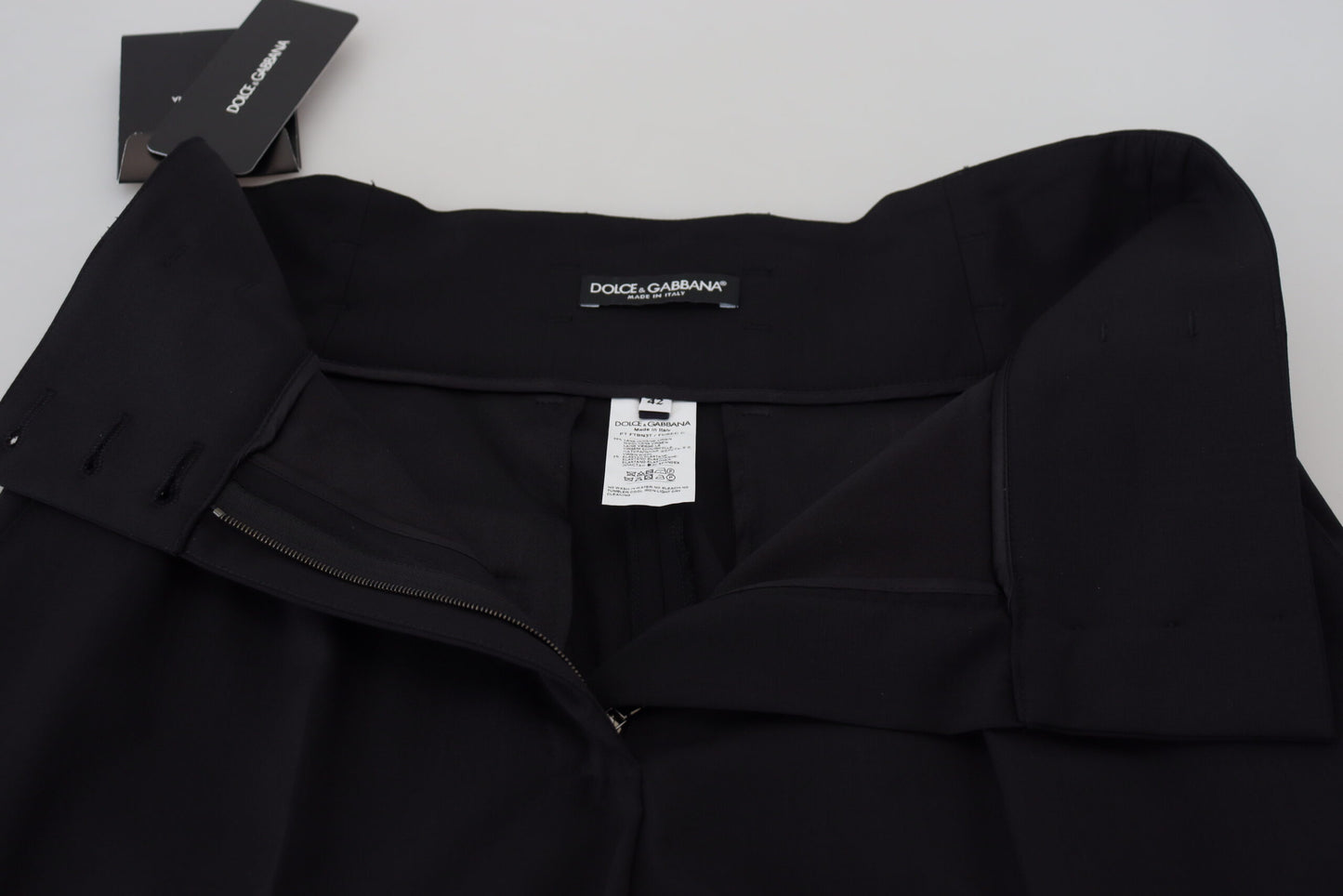 Schwarze konisch zulaufende Wollhosen mit hoher Taille