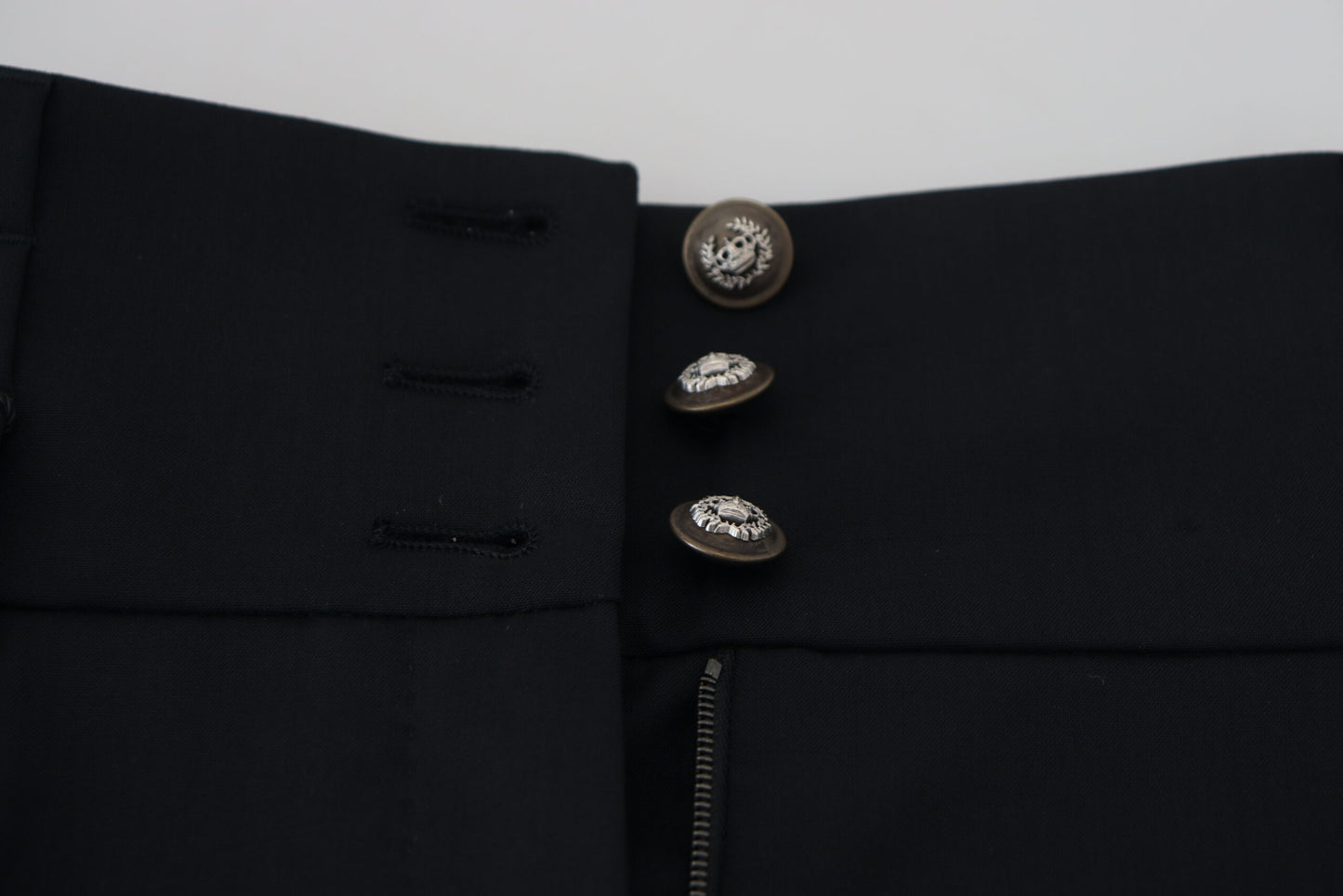 Schwarze konisch zulaufende Wollhosen mit hoher Taille