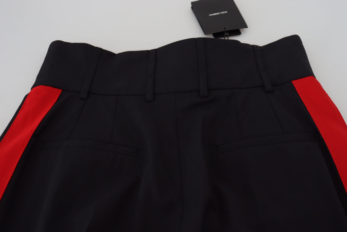 Schwarze konisch zulaufende Wollhosen mit hoher Taille