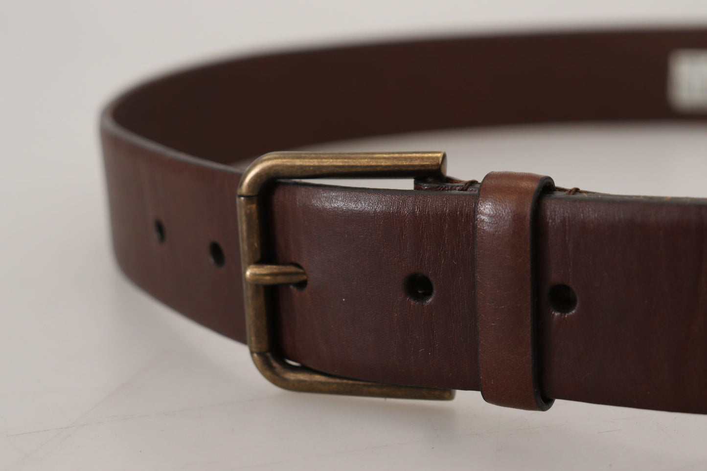 Brauner Ledergürtel mit goldener Metallschnalle und Karabiner