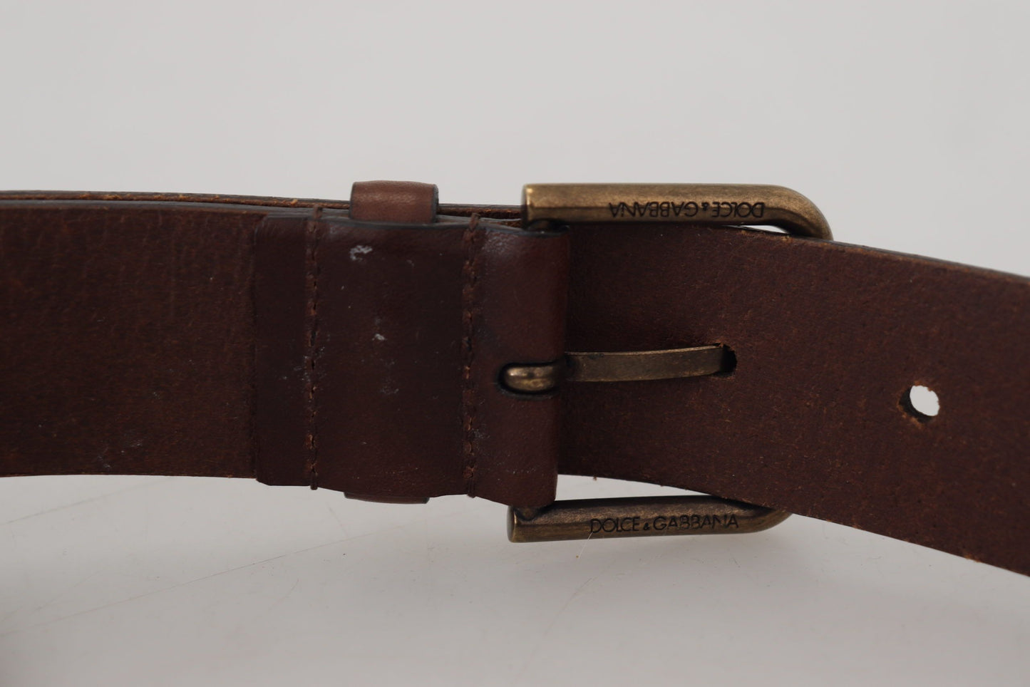Brauner Ledergürtel mit goldener Metallschnalle und Karabiner
