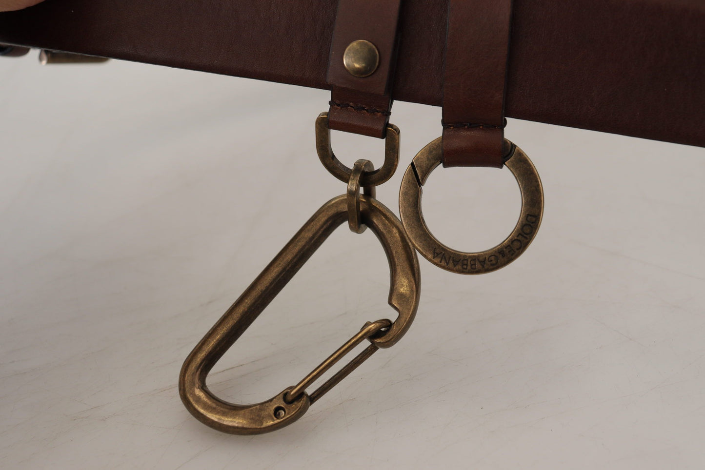 Brauner Ledergürtel mit goldener Metallschnalle und Karabiner