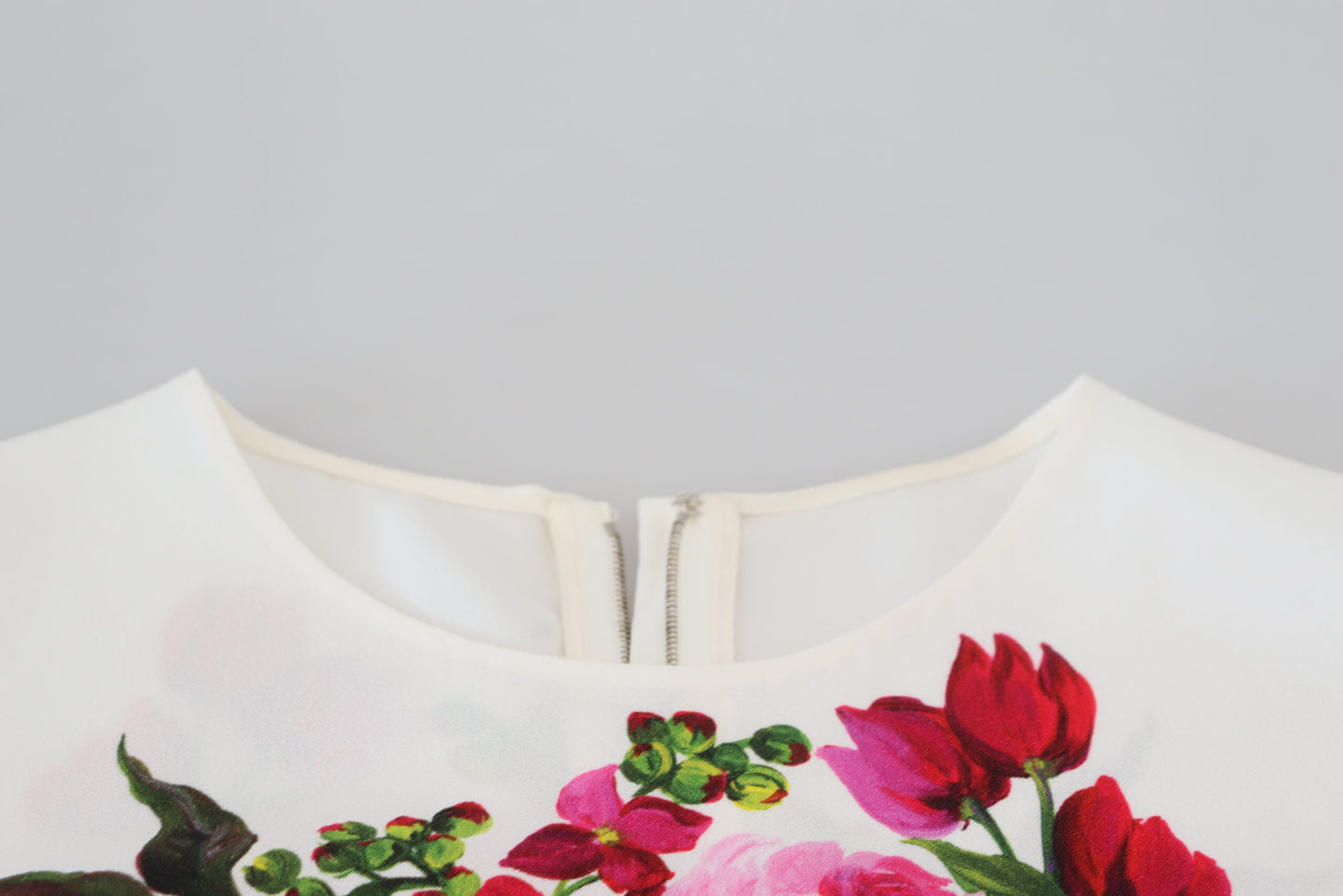 Weißes Blusentop mit Blumenmuster und Rundhalsausschnitt