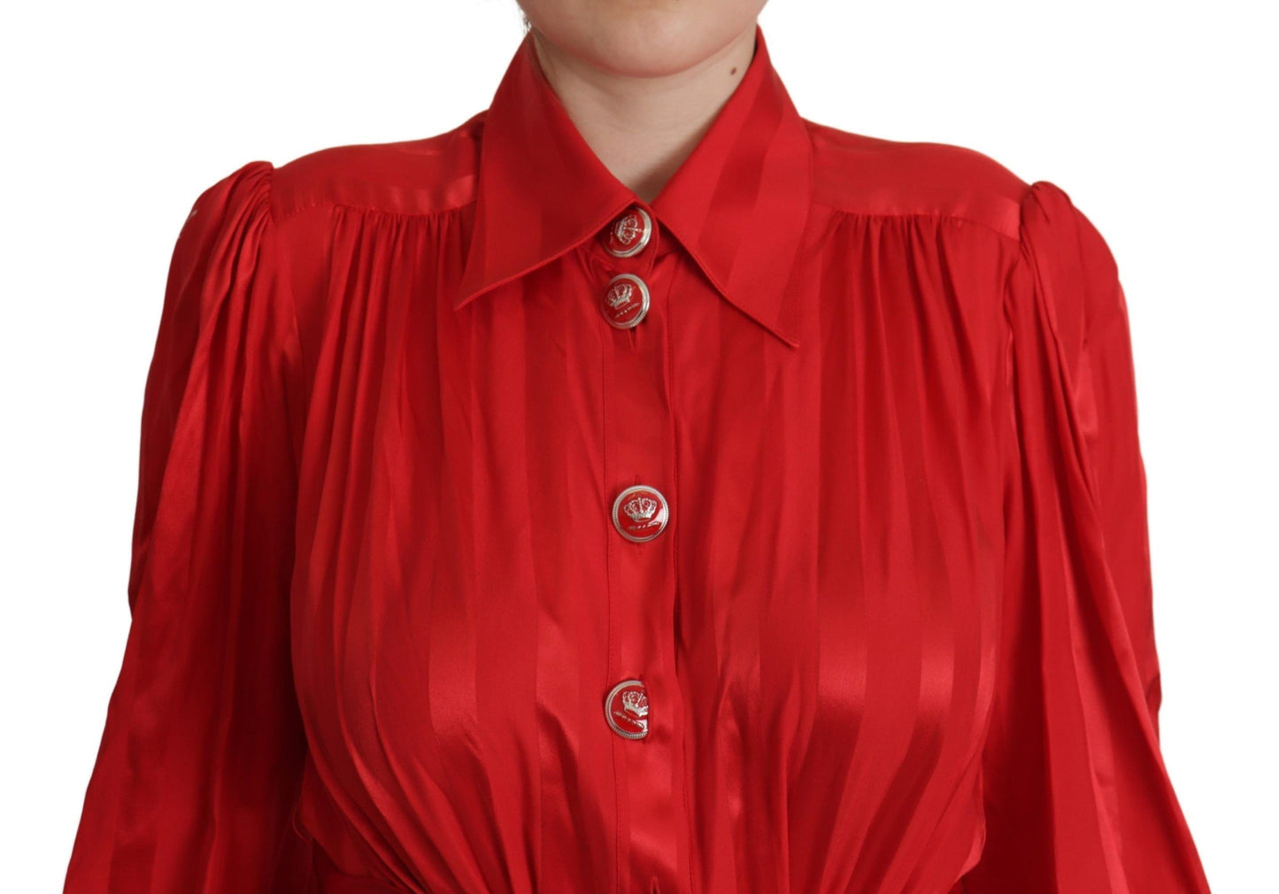 Rotes Midikleid mit Gürtel und Knopfleiste aus Satin und Seide