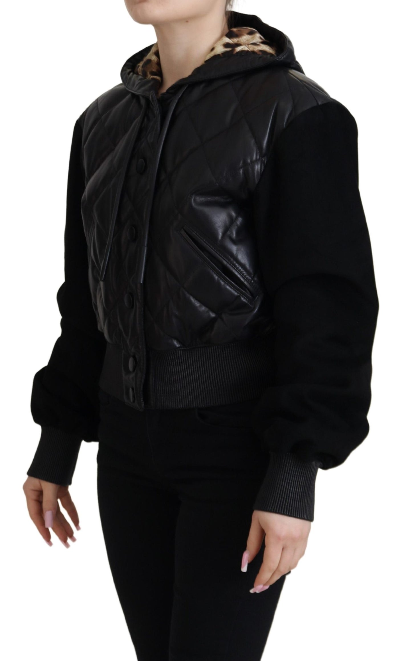 Schwarze gesteppte Lederjacke mit Kapuze und Knopf