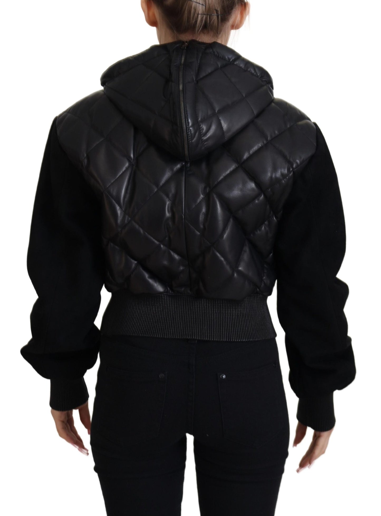 Schwarze gesteppte Lederjacke mit Kapuze und Knopf
