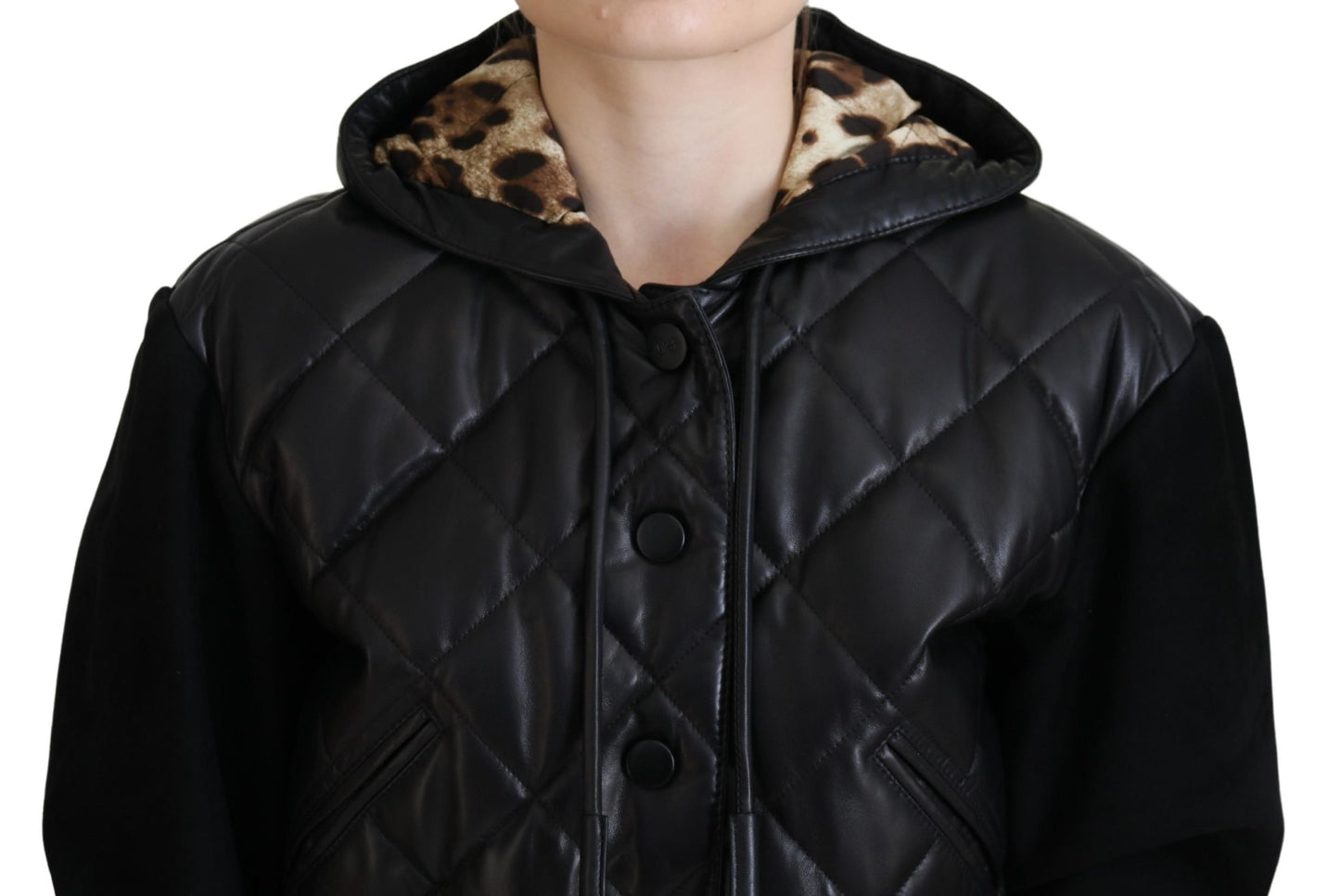 Schwarze gesteppte Lederjacke mit Kapuze und Knopf