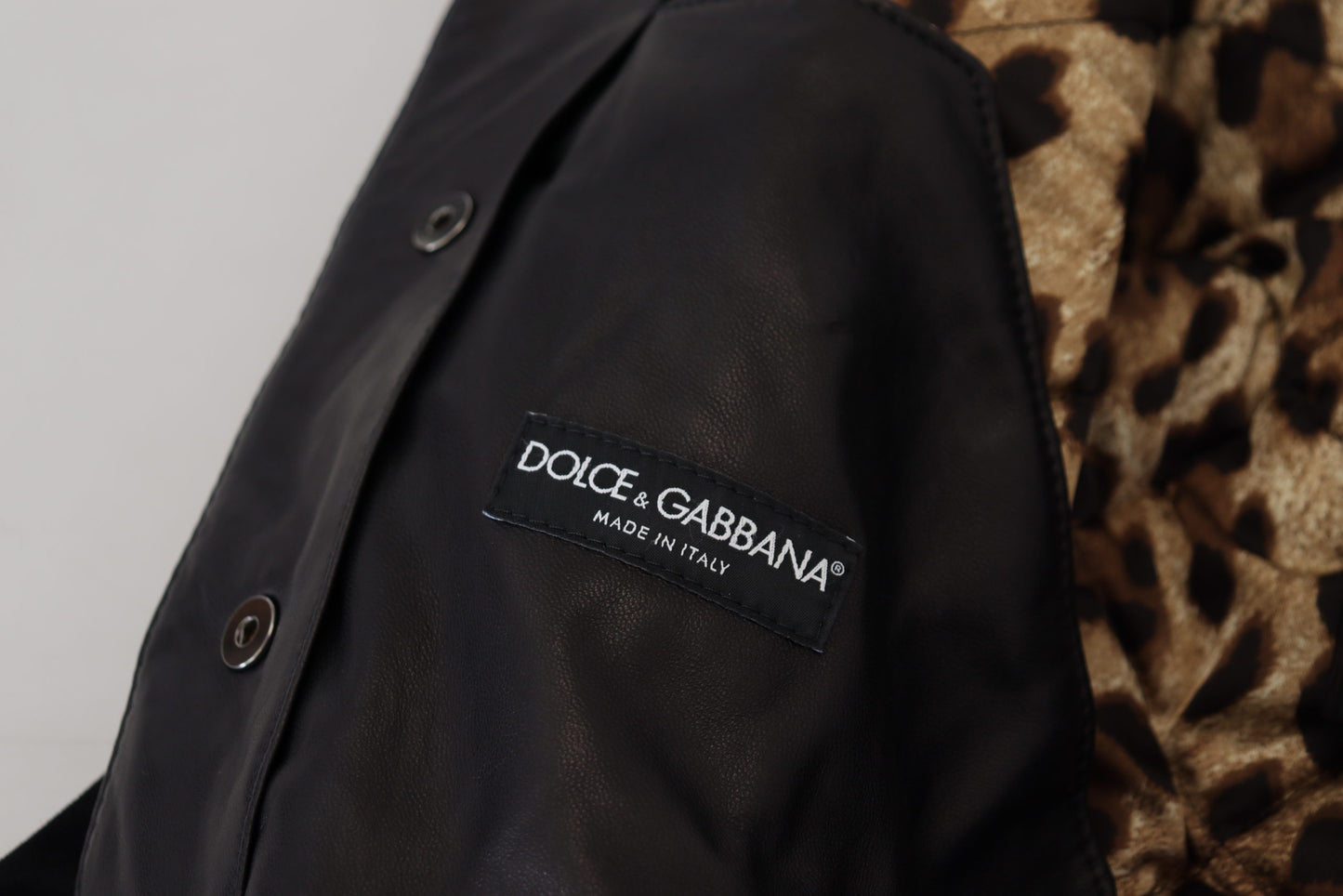 Schwarze gesteppte Lederjacke mit Kapuze und Knopf
