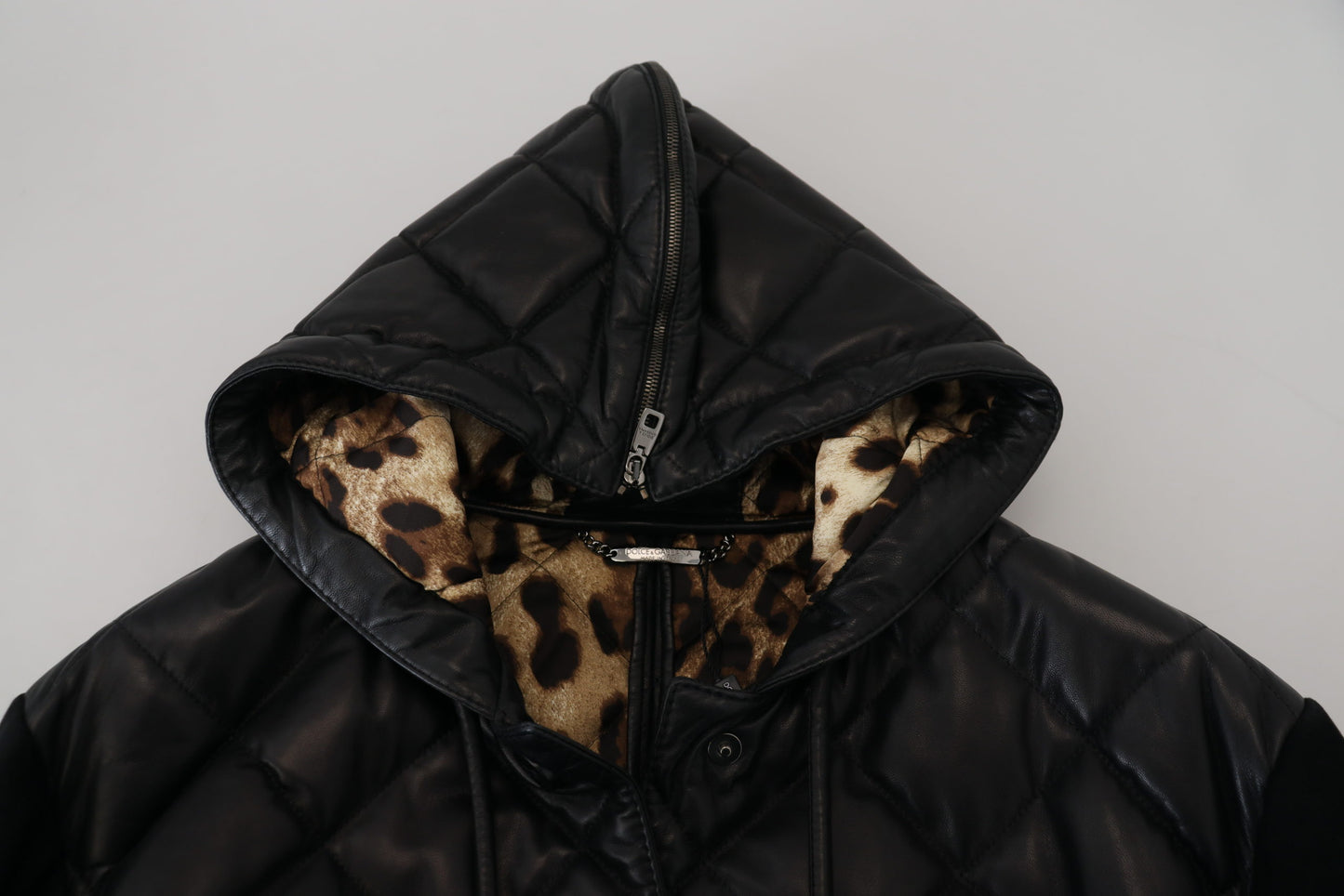 Schwarze gesteppte Lederjacke mit Kapuze und Knopf