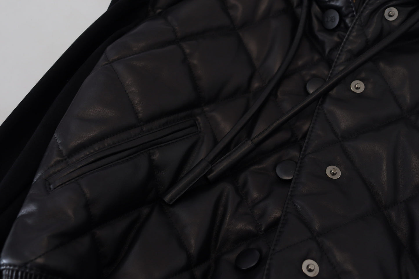 Schwarze gesteppte Lederjacke mit Kapuze und Knopf