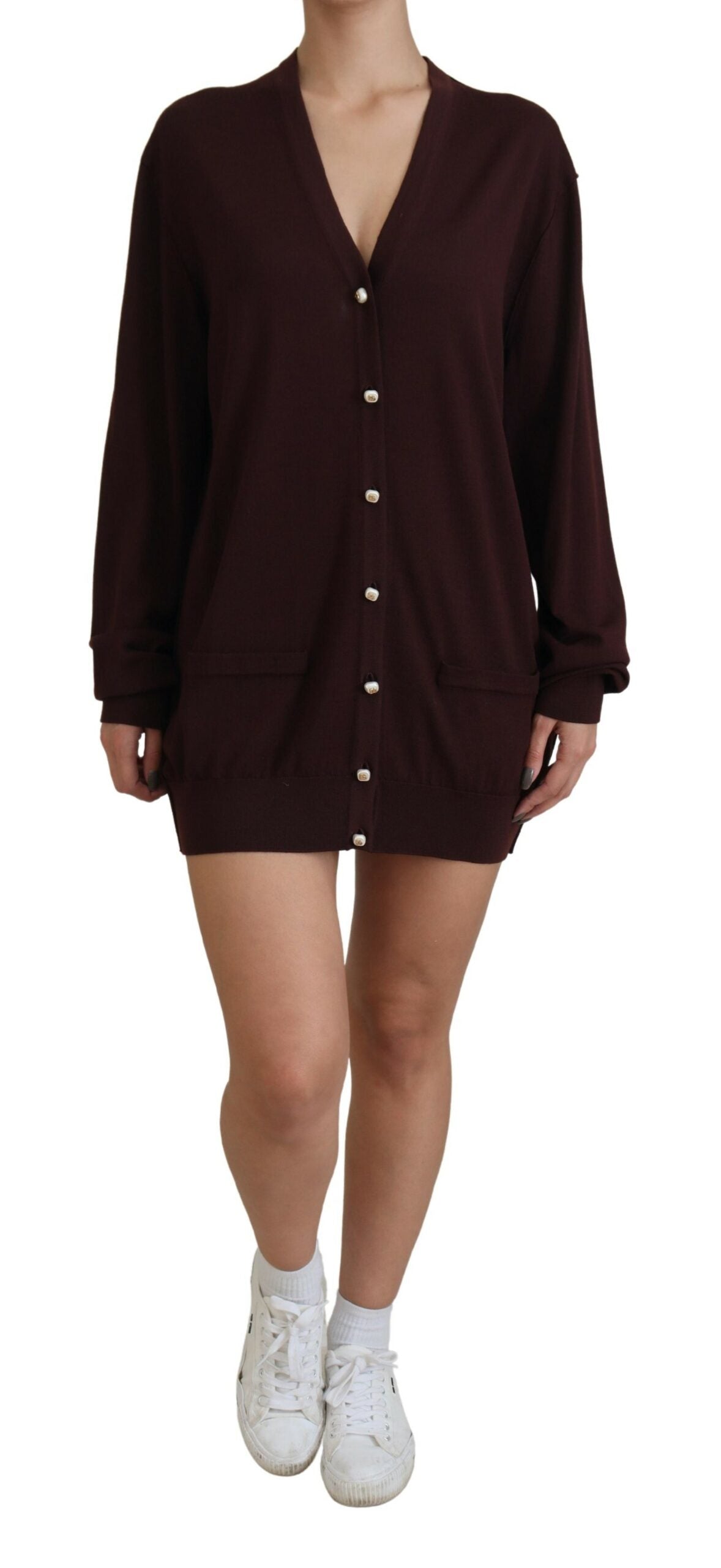 Kastanienbrauner Wollstrickpullover mit tiefem V-Ausschnitt