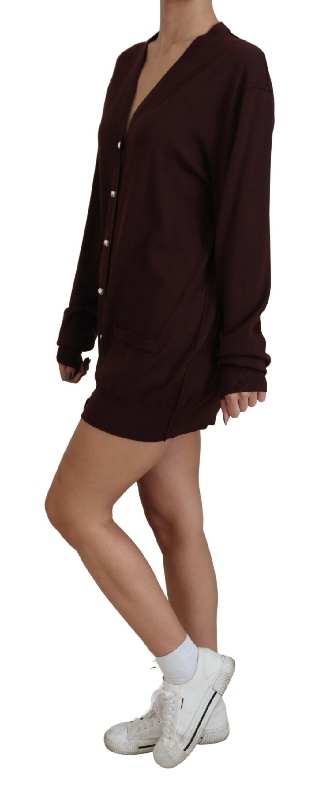 Kastanienbrauner Wollstrickpullover mit tiefem V-Ausschnitt