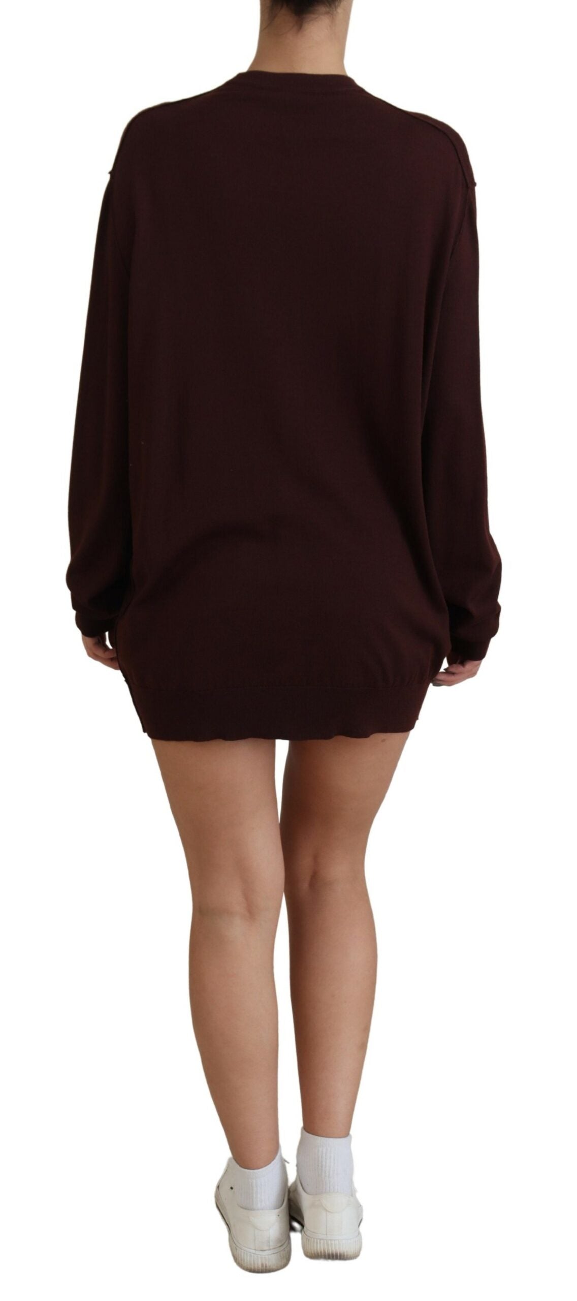 Kastanienbrauner Wollstrickpullover mit tiefem V-Ausschnitt
